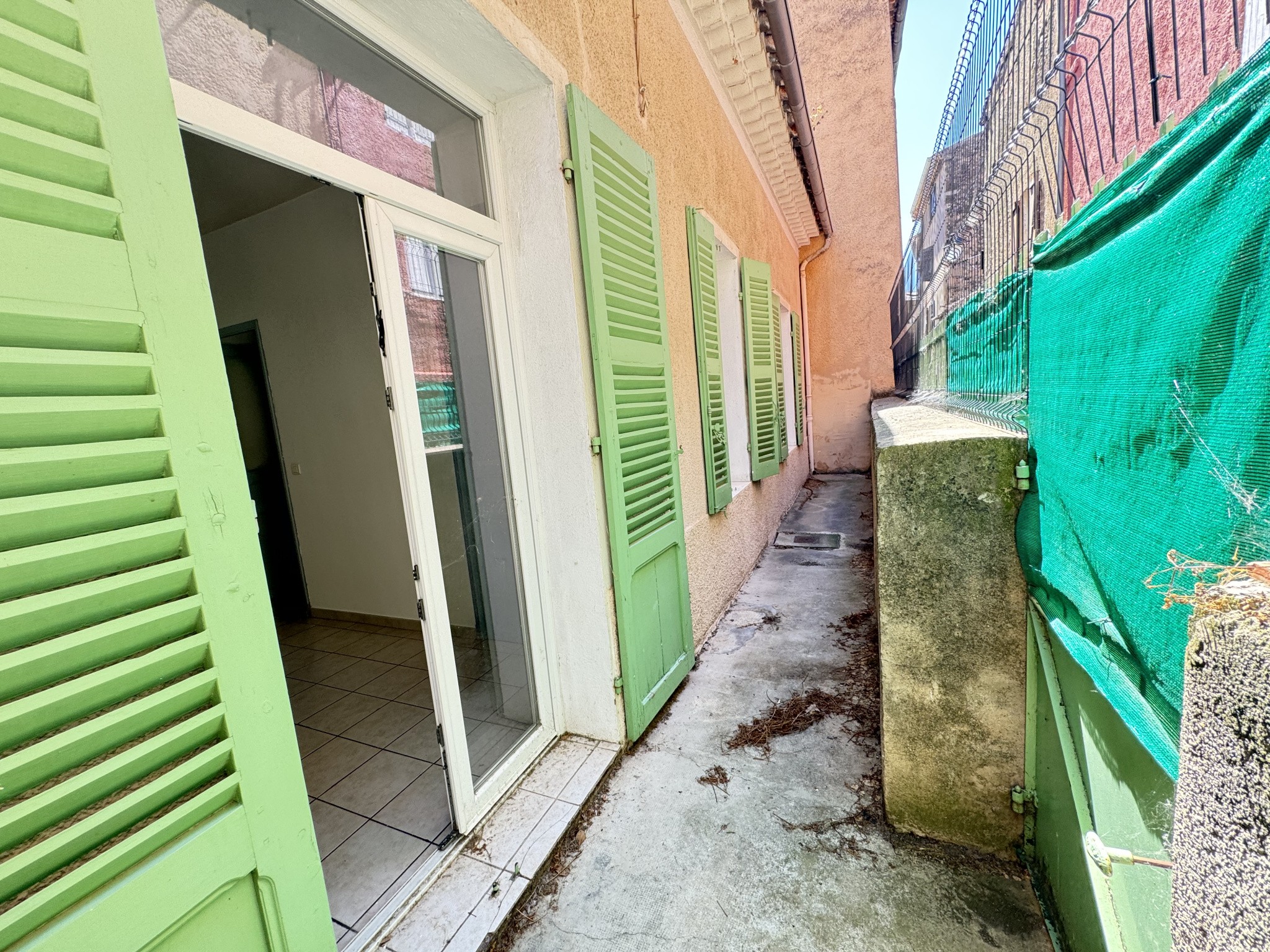 AUPS: maison de village plein pied 75m2 avec jardin — photo 17