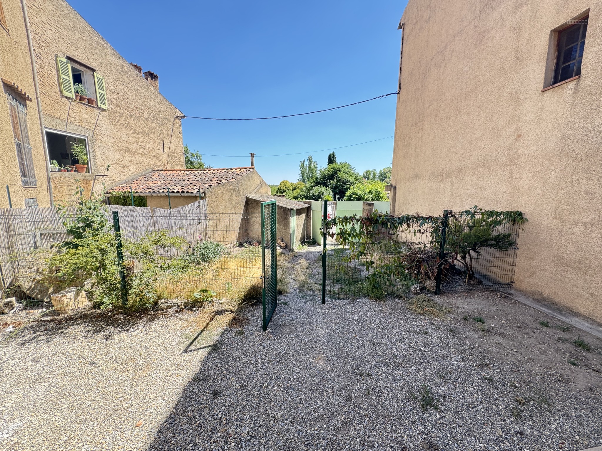 AUPS: maison de village plein pied 75m2 avec jardin — photo 5