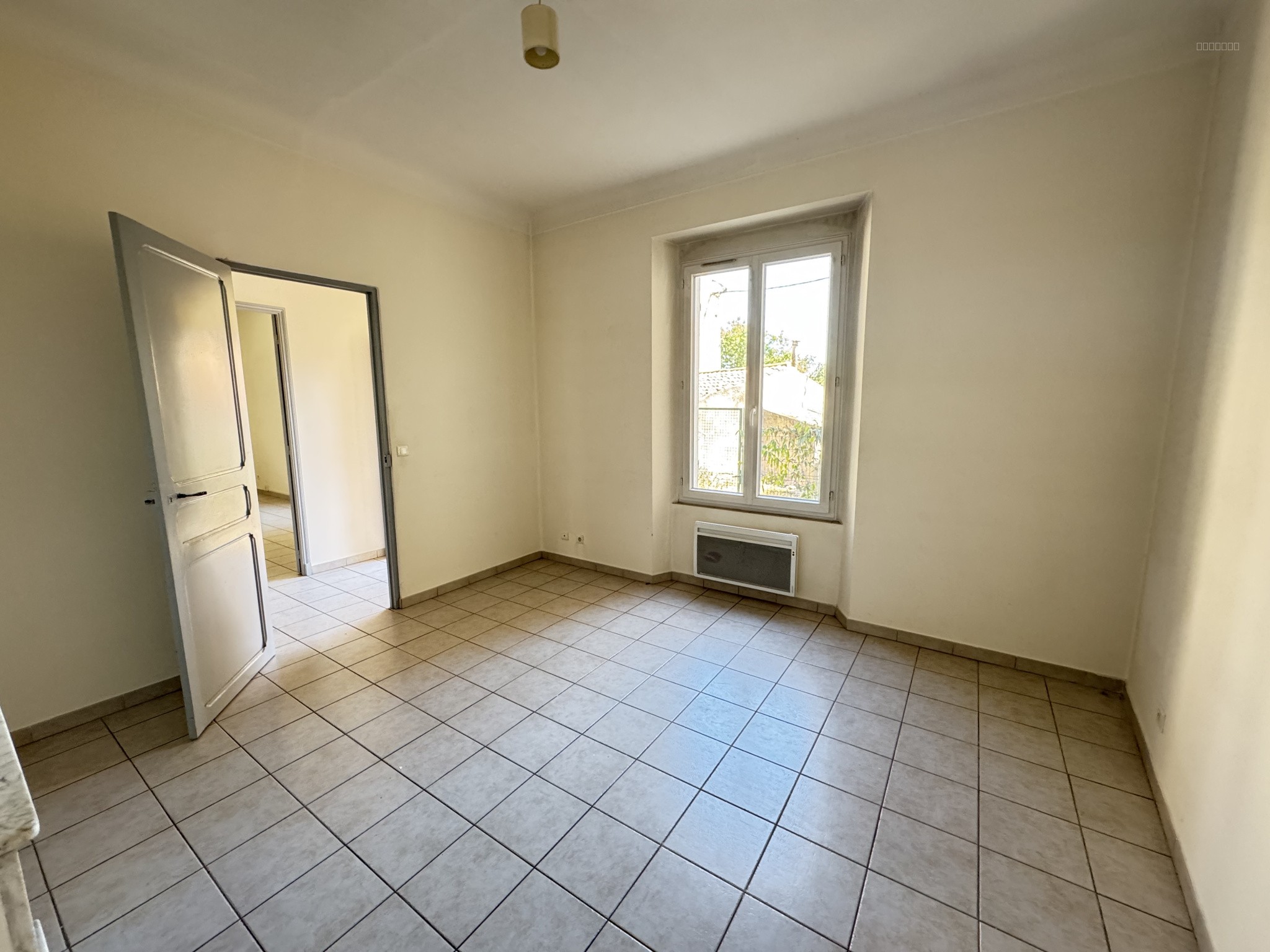 AUPS: maison de village plein pied 75m2 avec jardin — photo 9