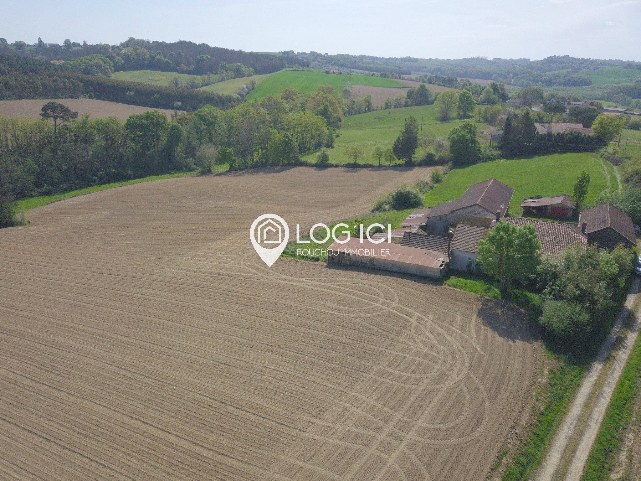 Corps de ferme avec maison 4 ch, granges et 4 ha de terres agricoles attenantes — photo 3
