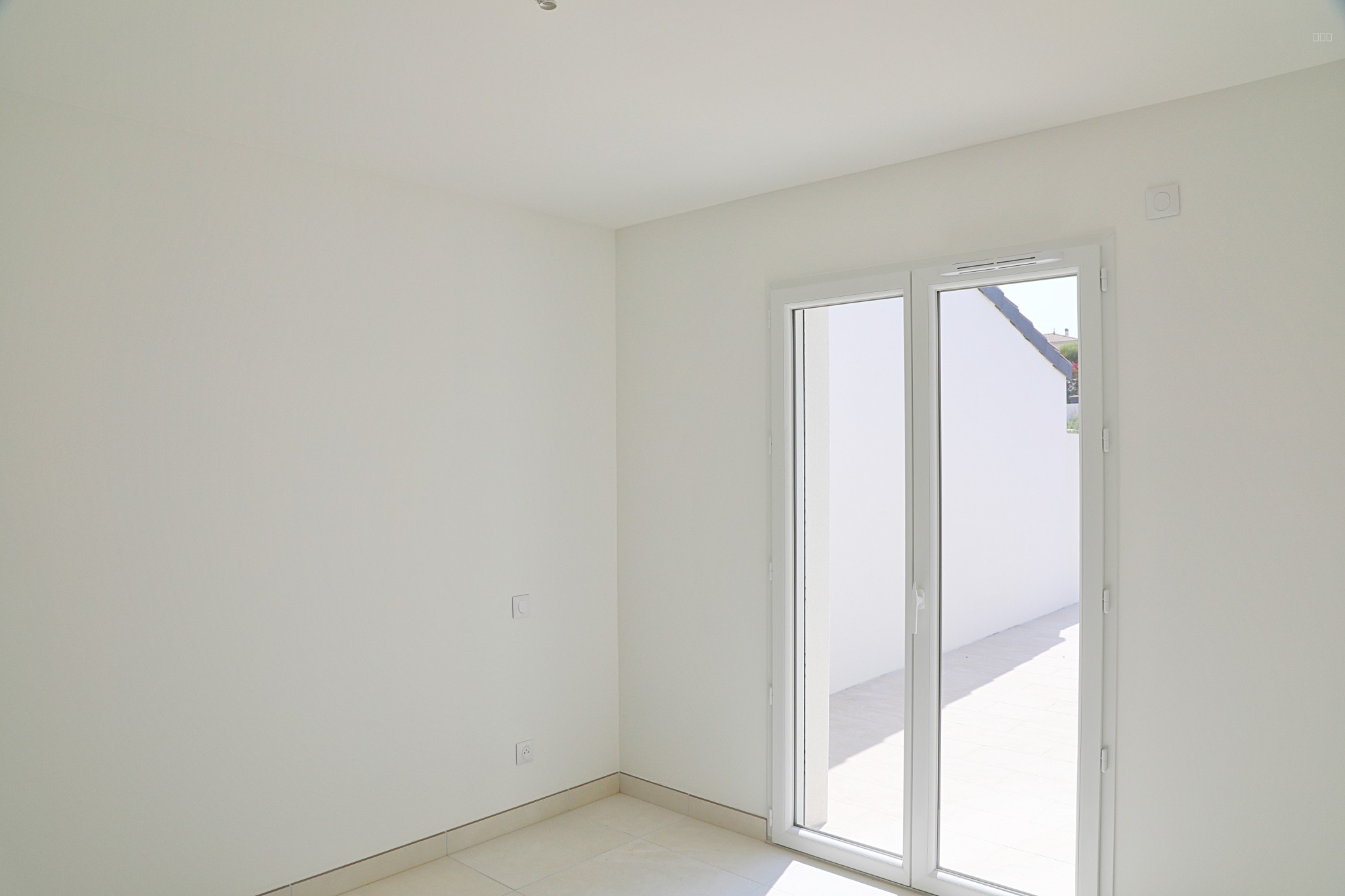 A VENDRE, maison neuve type 4, 105m2, garage, terrasse et jardin clos. (17) Vaux sur mer. — photo 7