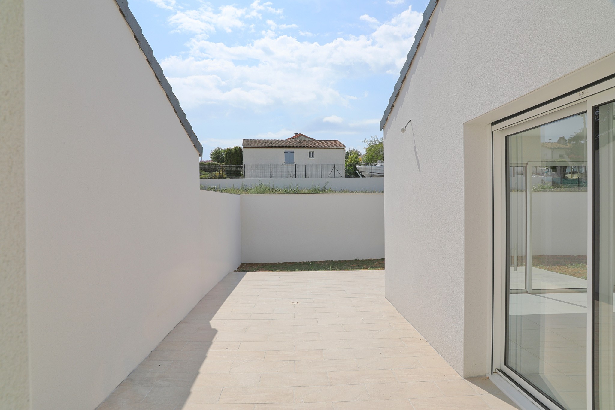 A VENDRE, maison neuve type 4, 105m2, garage, terrasse et jardin clos. (17) Vaux sur mer. — photo 3