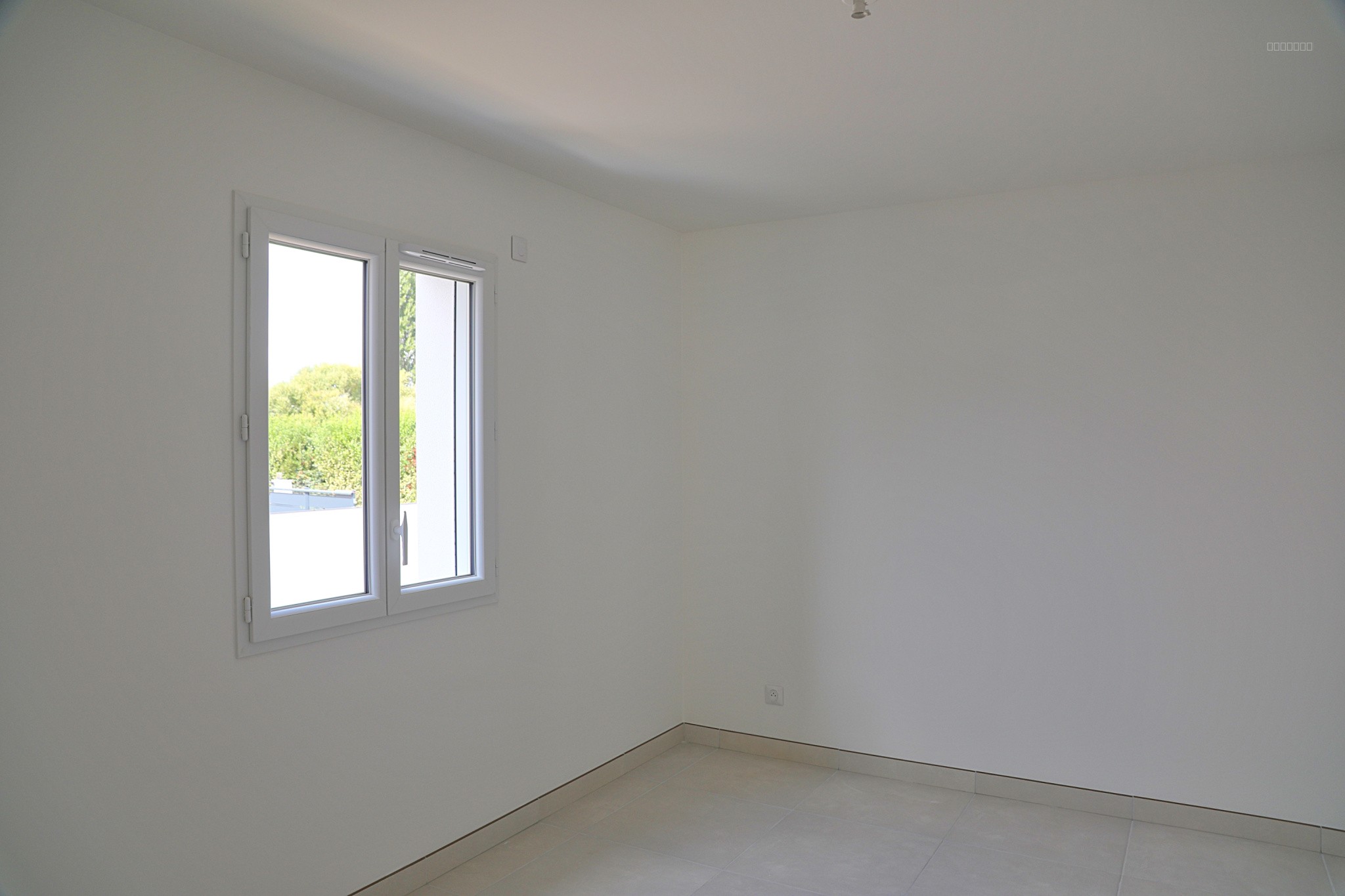 A VENDRE, maison neuve type 4, 105m2, garage, terrasse et jardin clos. (17) Vaux sur mer. — photo 9