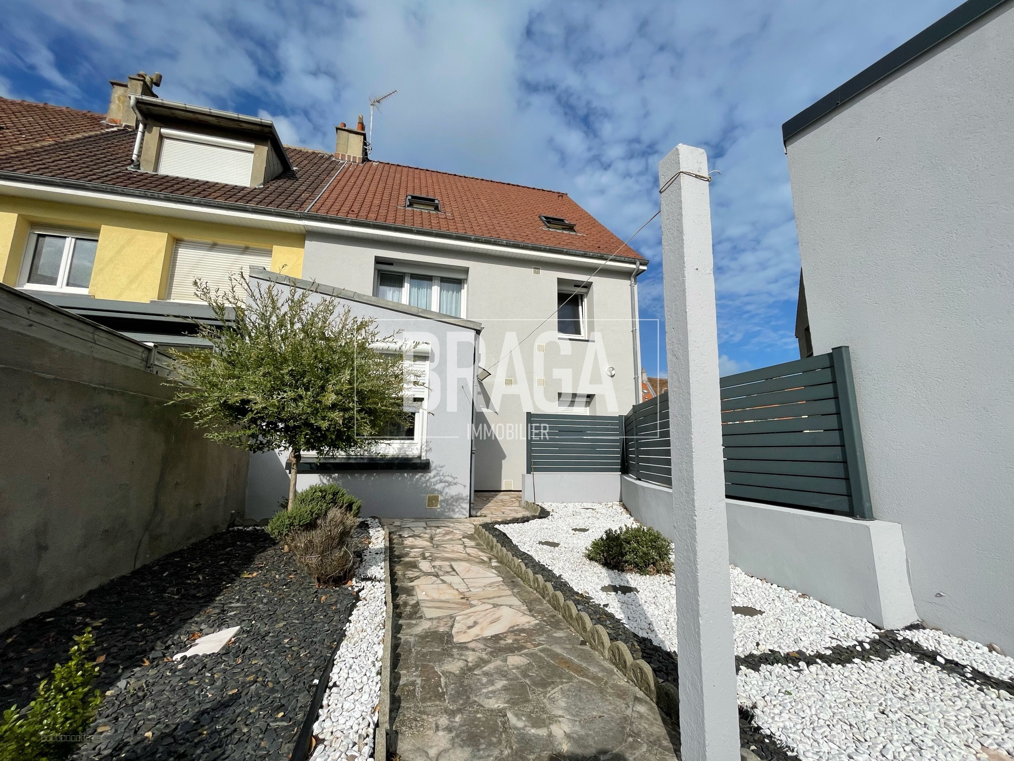 LE PORTEL CENTRE MAISON FAMILIALE A VENDRE 150M2 4 CHAMBRES JARDIN 5 GARAGES — photo 2