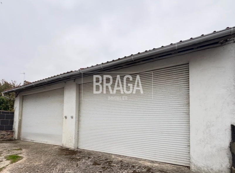 Maison avec deux grands garages et un espace de stockage — photo 2