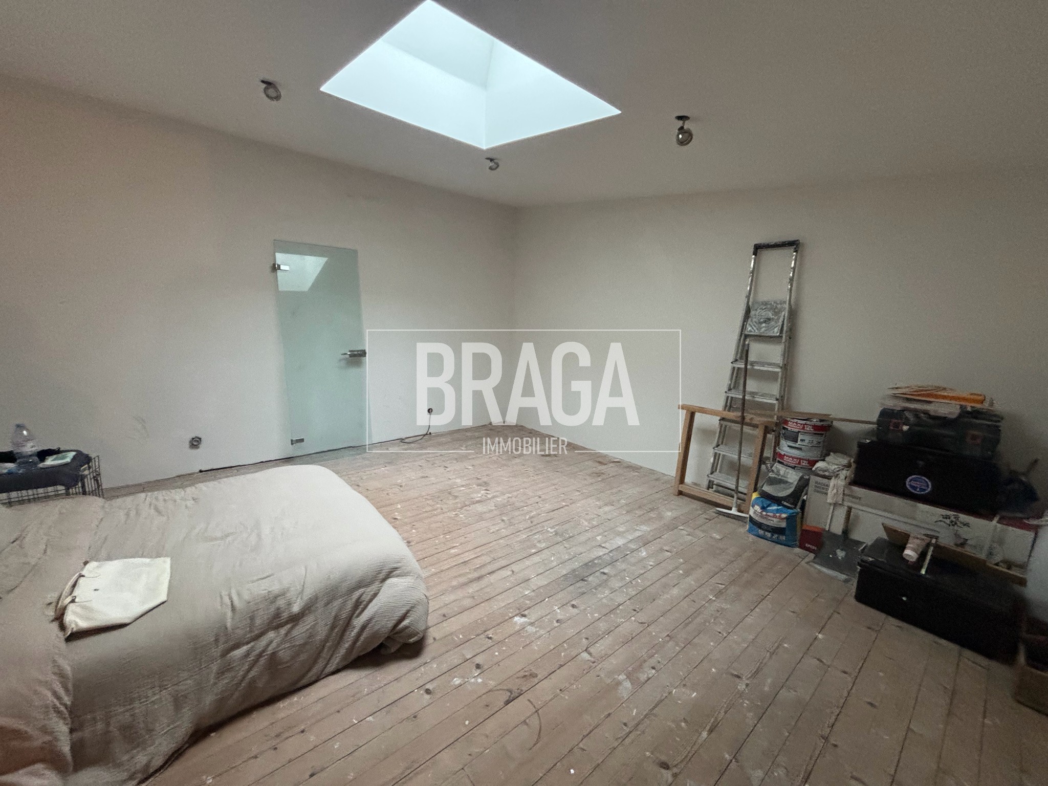 Maison avec deux grands garages et un espace de stockage — photo 4