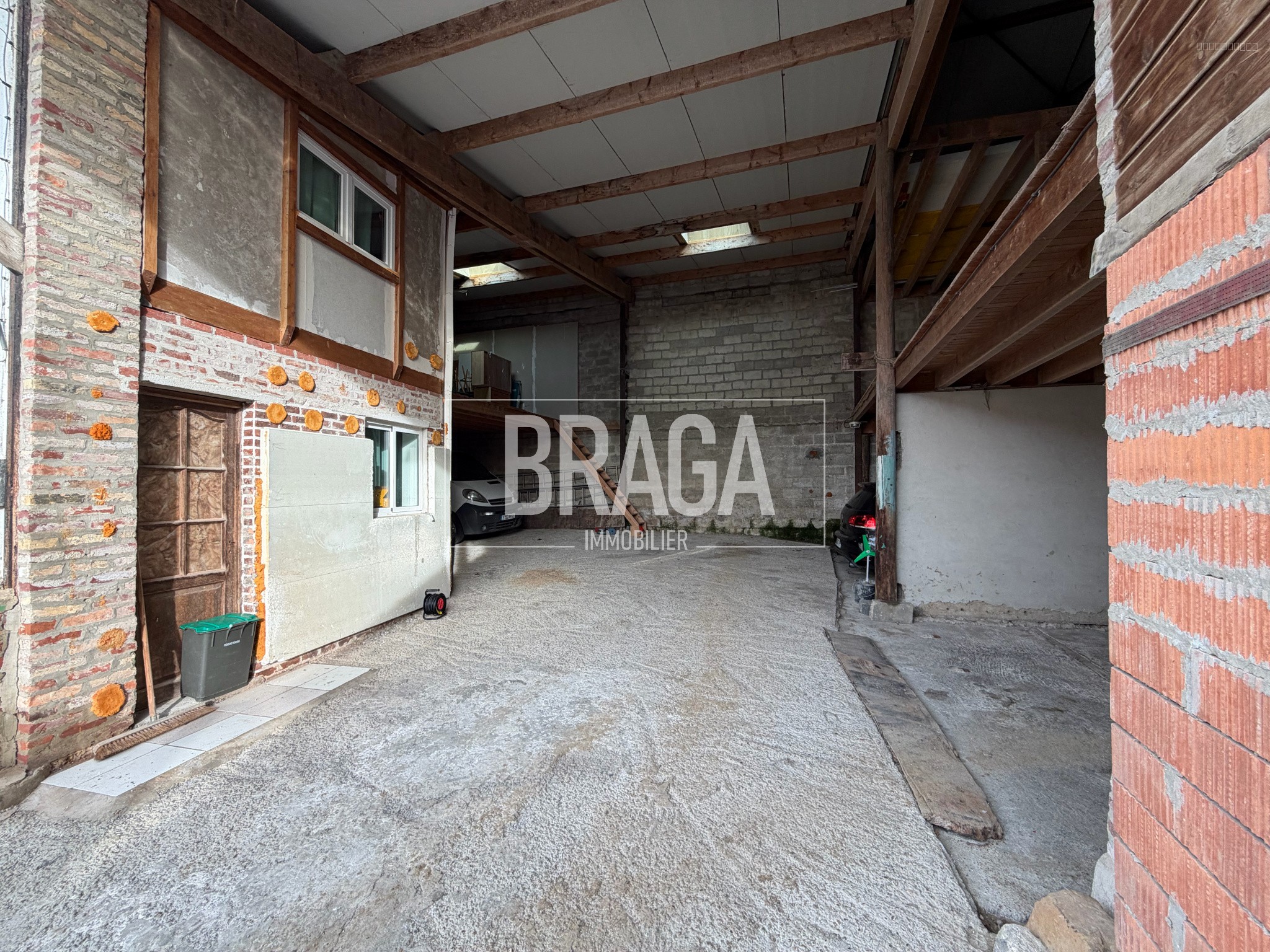 Maison avec deux grands garages et un espace de stockage — photo 3