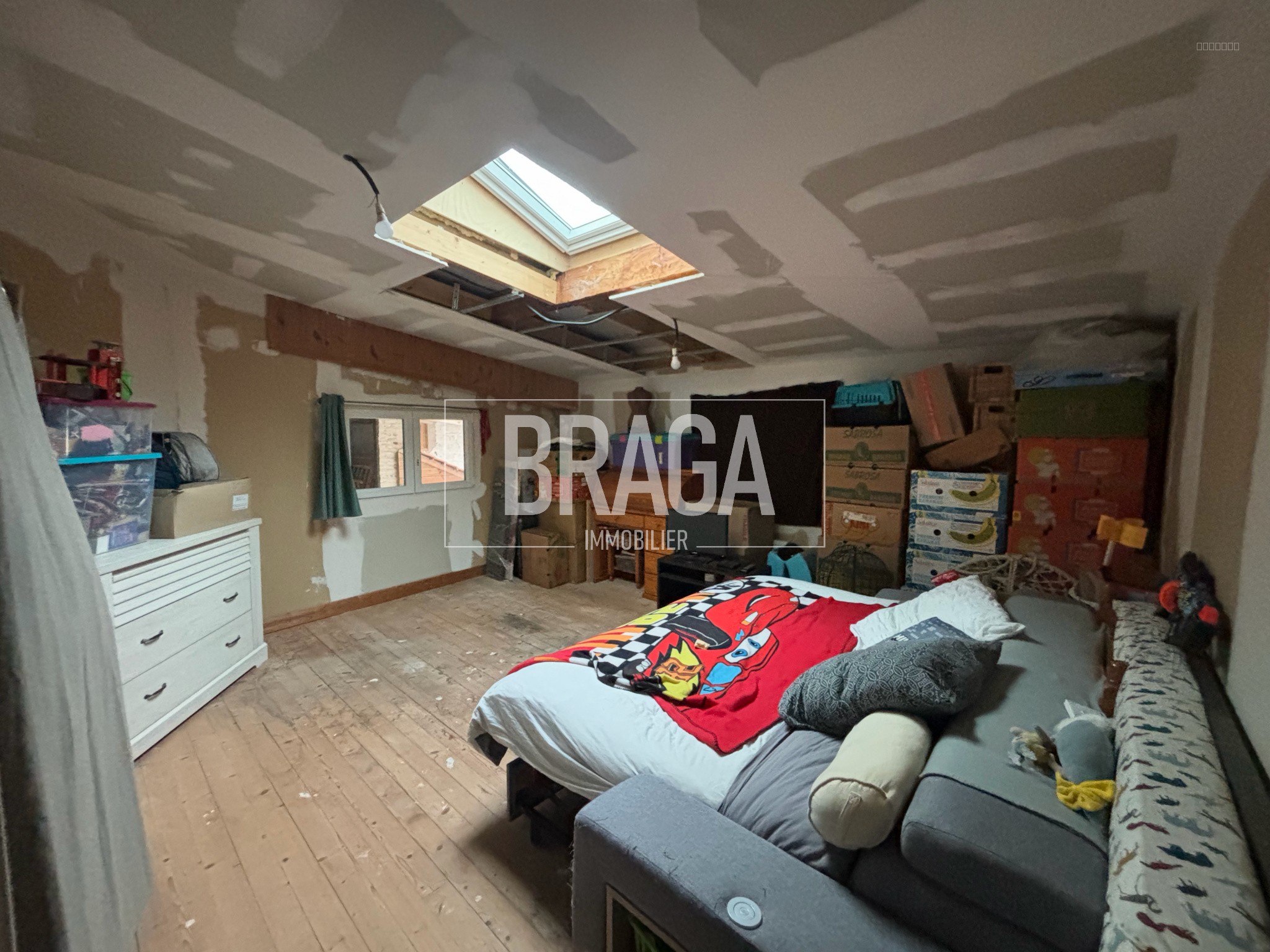 Maison avec deux grands garages et un espace de stockage — photo 5