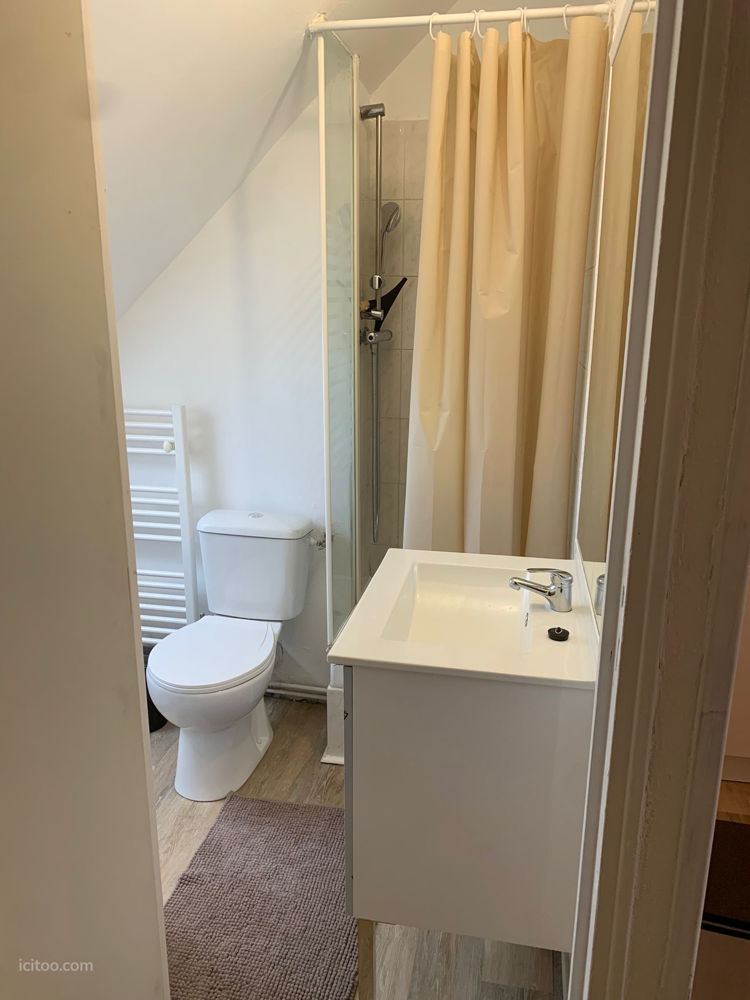 Salle de bain avec lavabo, miroir, douche et WC, appartement à louer à Vierzon.