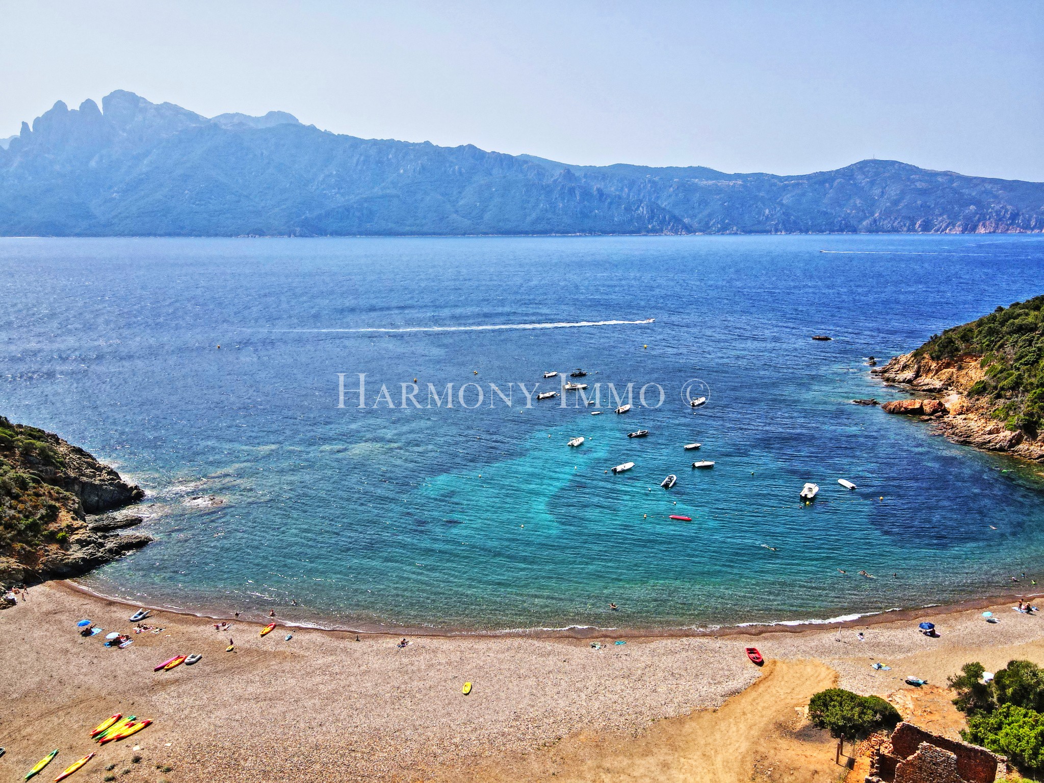 Camping 2** Corse du sud. Murs et fonds à 300 mètres de la plage. — photo 2