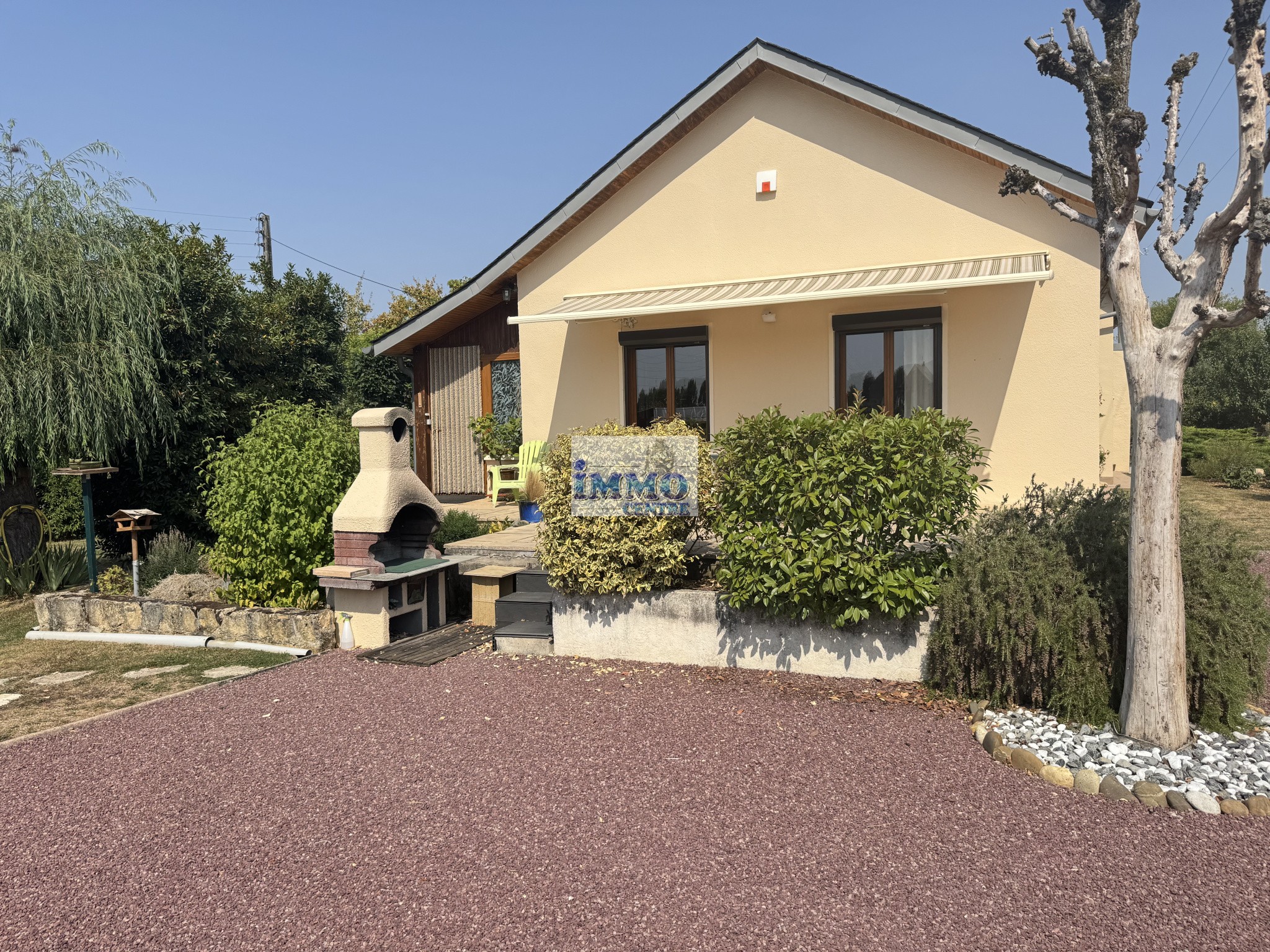 Maison de plain pied avec garage et terrain arboré et clôturé — photo 10