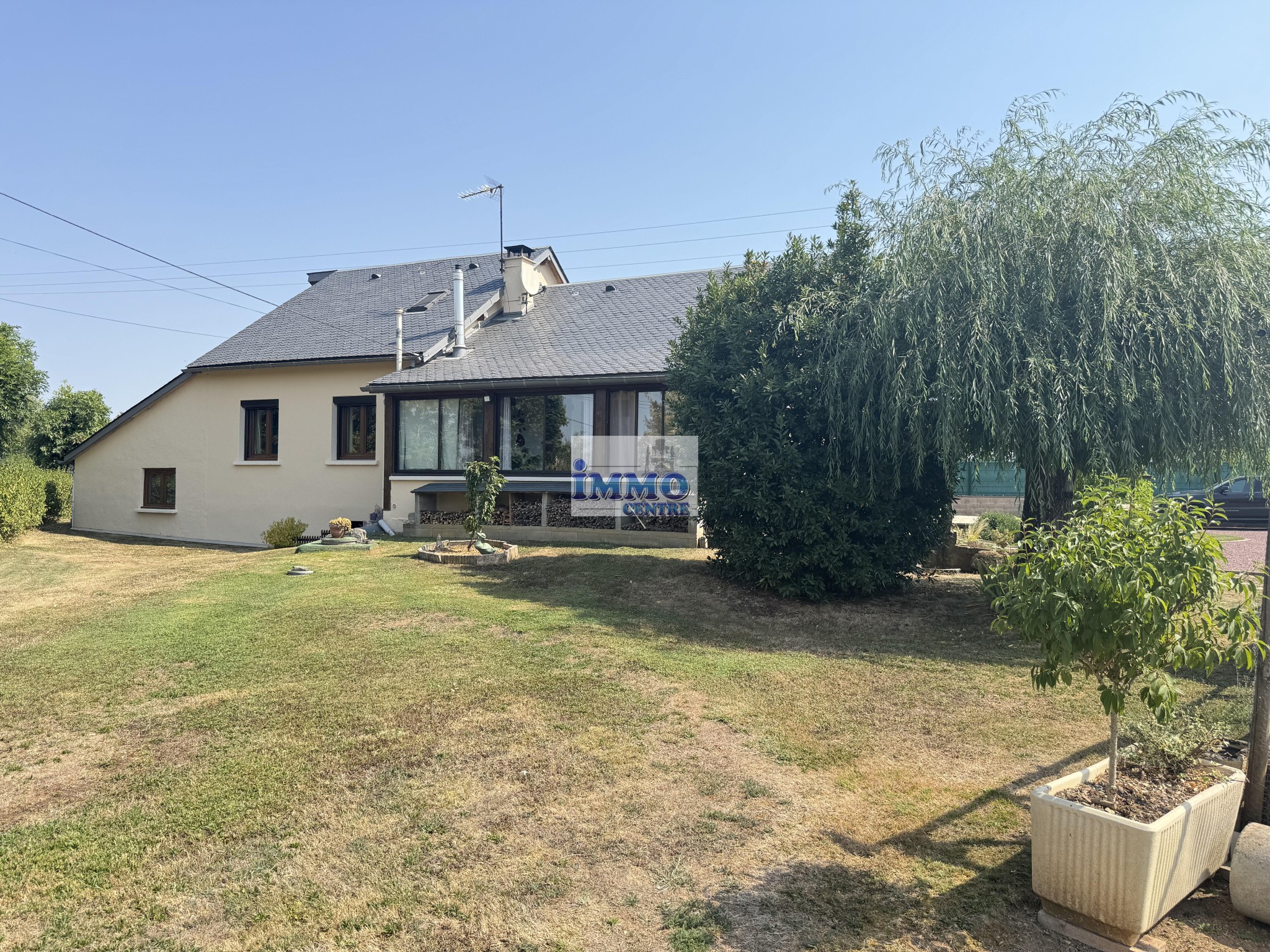 Maison de plain pied avec garage et terrain arboré et clôturé — photo 2