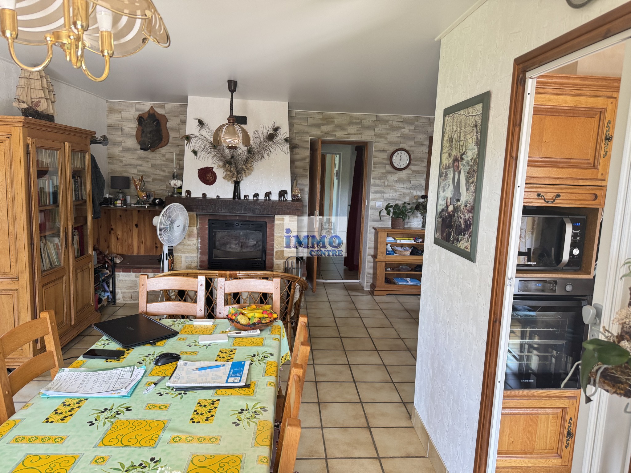 Maison de plain pied avec garage et terrain arboré et clôturé — photo 11