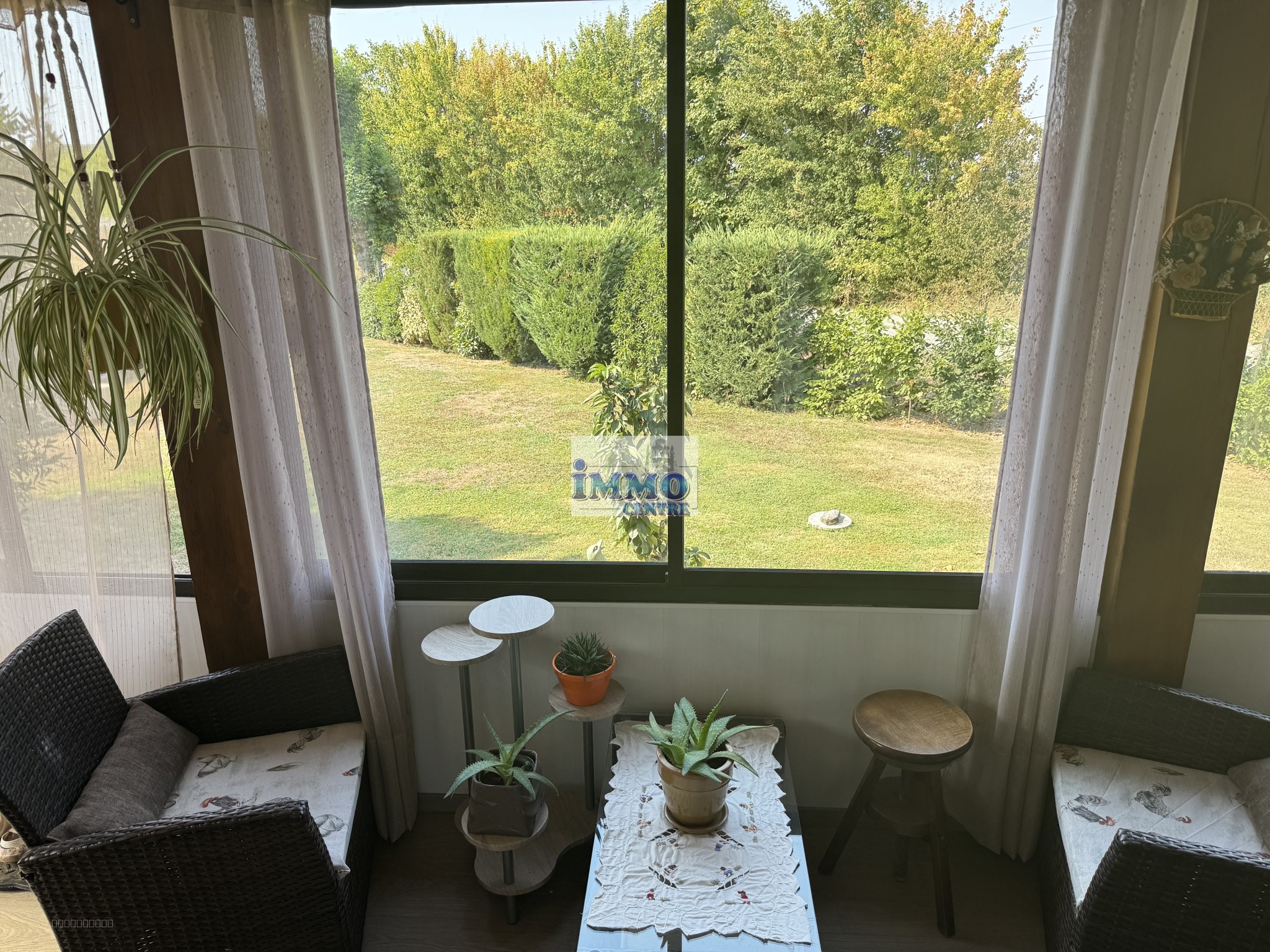 Maison de plain pied avec garage et terrain arboré et clôturé — photo 6