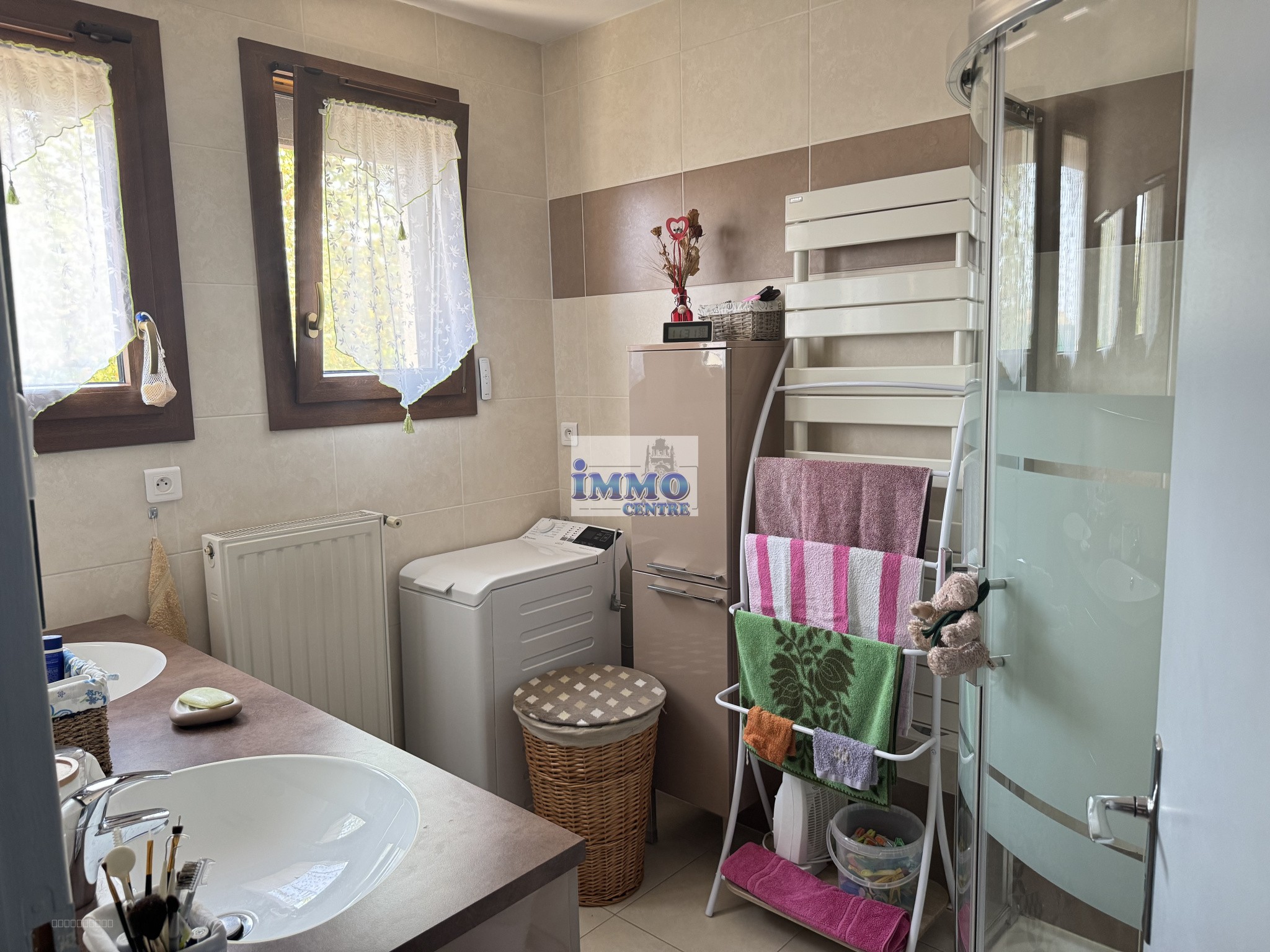 Maison de plain pied avec garage et terrain arboré et clôturé — photo 8