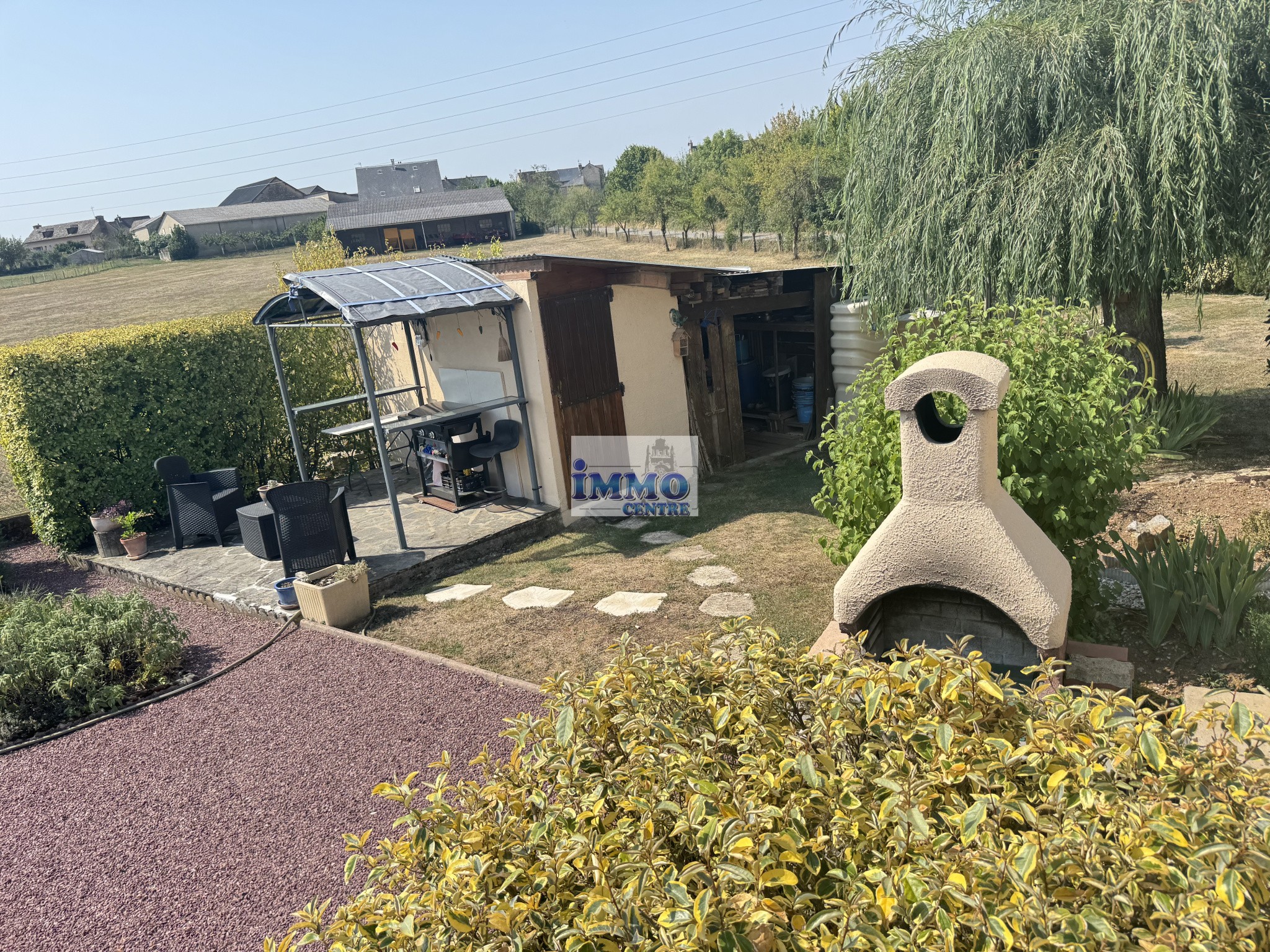 Maison de plain pied avec garage et terrain arboré et clôturé — photo 9