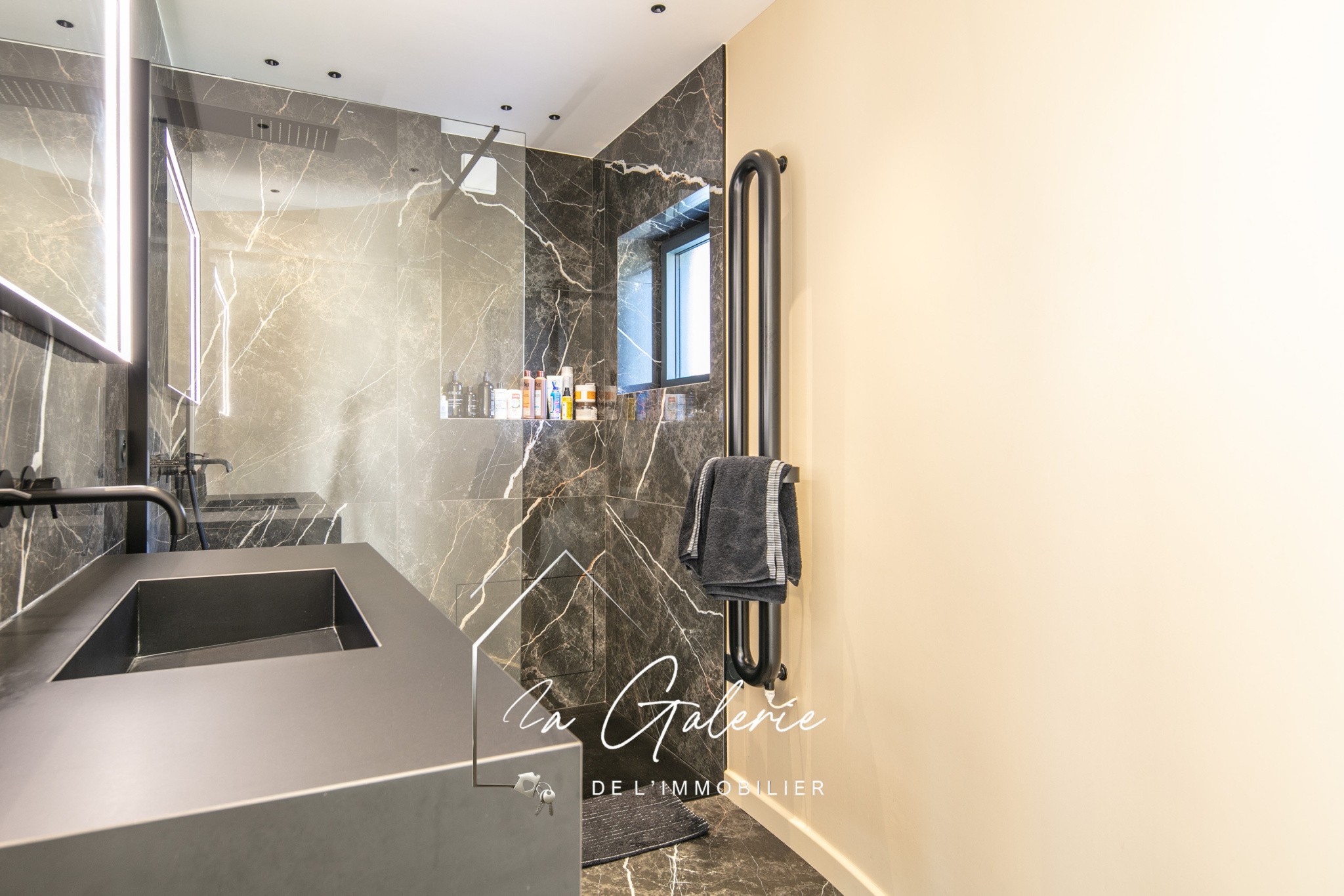 Maison d'architecte de 157 m2 avec piscine et garage — photo 10