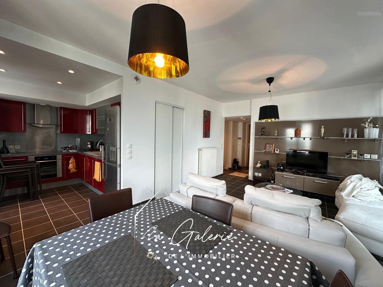APPARTEMENT T4 CASERNE DE BONNE AVEC EXTERIEURS — photo 9