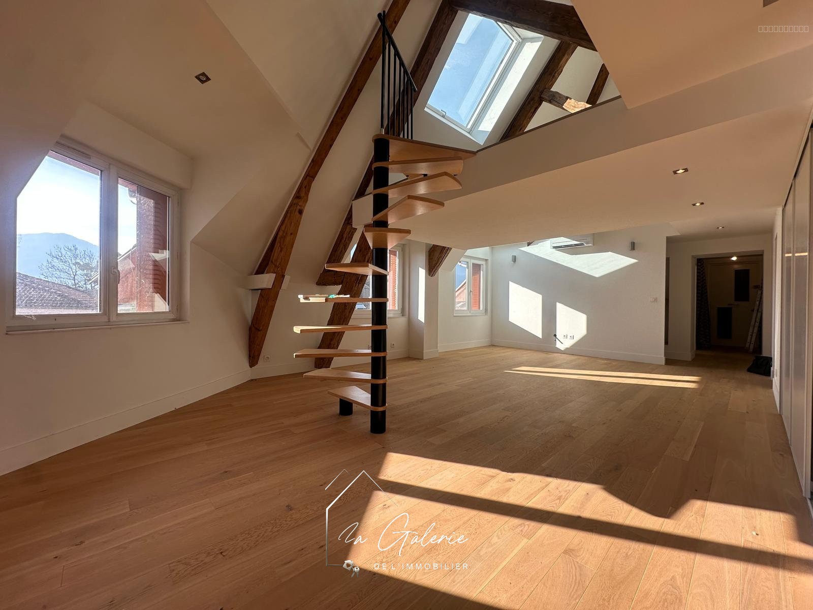 T4 MODERNE A SAINT EGREVE — photo 5