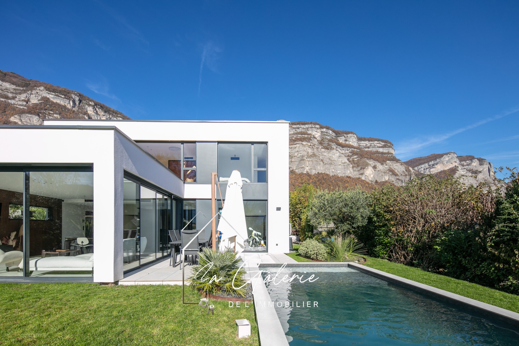 Maison d'architecte de 157 m2 avec piscine et garage — photo 4