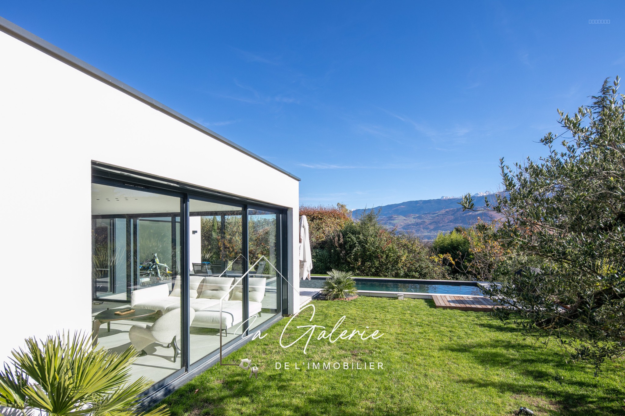Maison d'architecte de 157 m2 avec piscine et garage — photo 3
