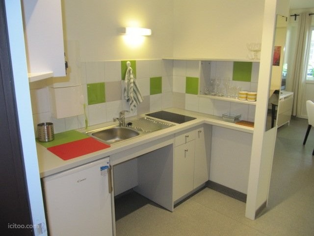 Cuisine aménagée et équipée accessible PMR dans un studio à vendre à Colmar.