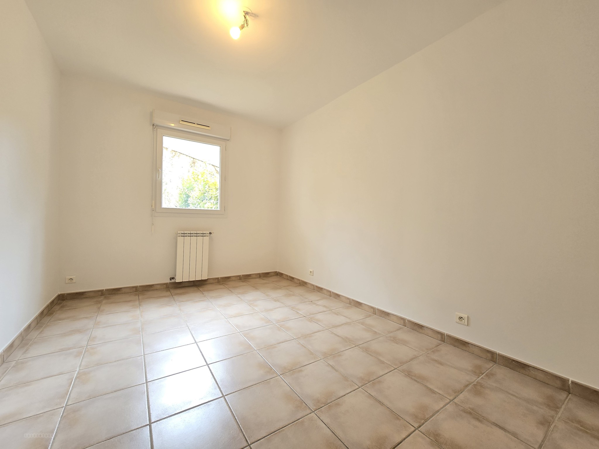 T3 EN REZ-DE-JARDIN DANS RESIDENCE FERMEE AVEC PISCINE — photo 10