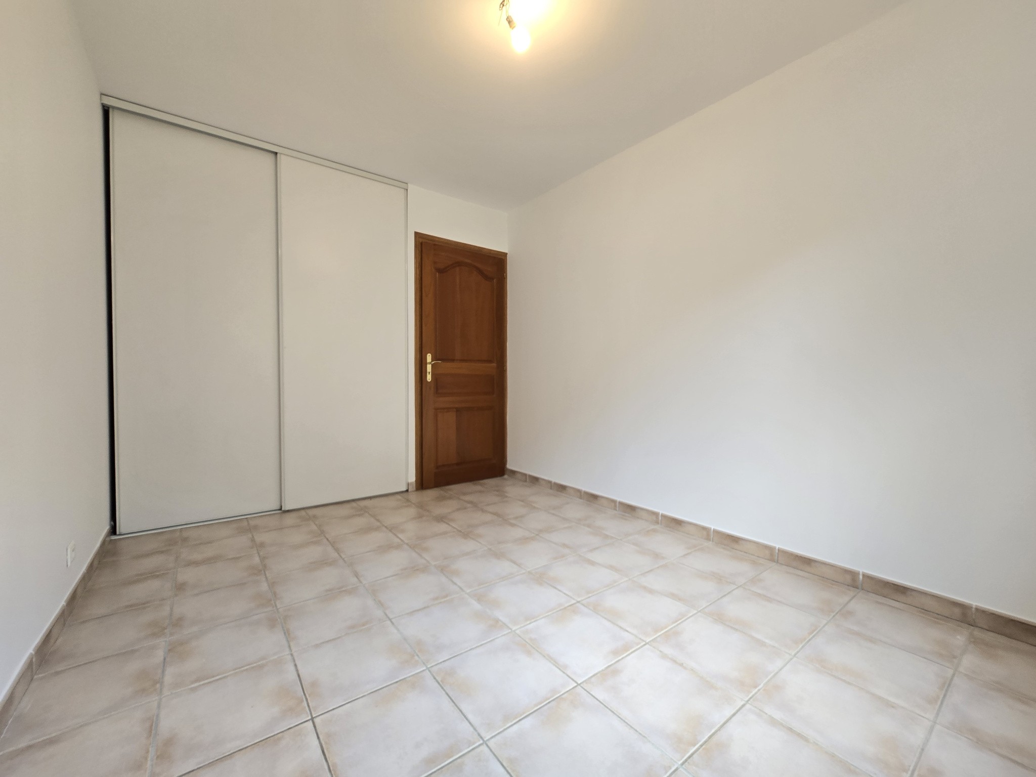 T3 EN REZ-DE-JARDIN DANS RESIDENCE FERMEE AVEC PISCINE — photo 9