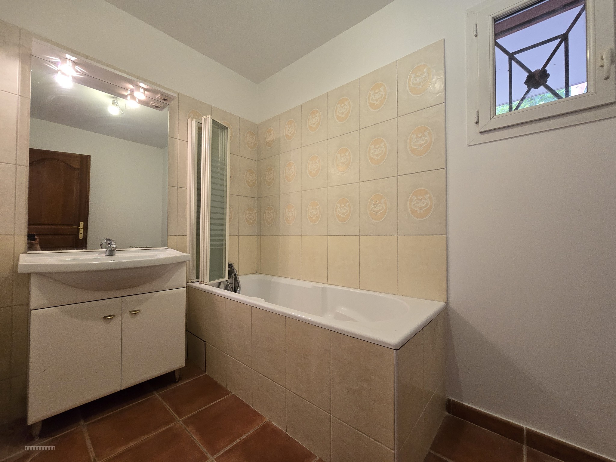 T3 EN REZ-DE-JARDIN DANS RESIDENCE FERMEE AVEC PISCINE — photo 8