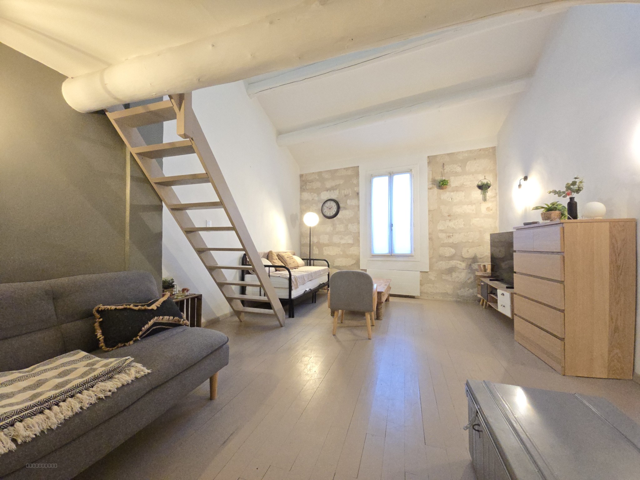 FRAIS D'AGENCE OFFERTS - CHARMANTE MAISON DE VILLE MEUBLE — photo 4