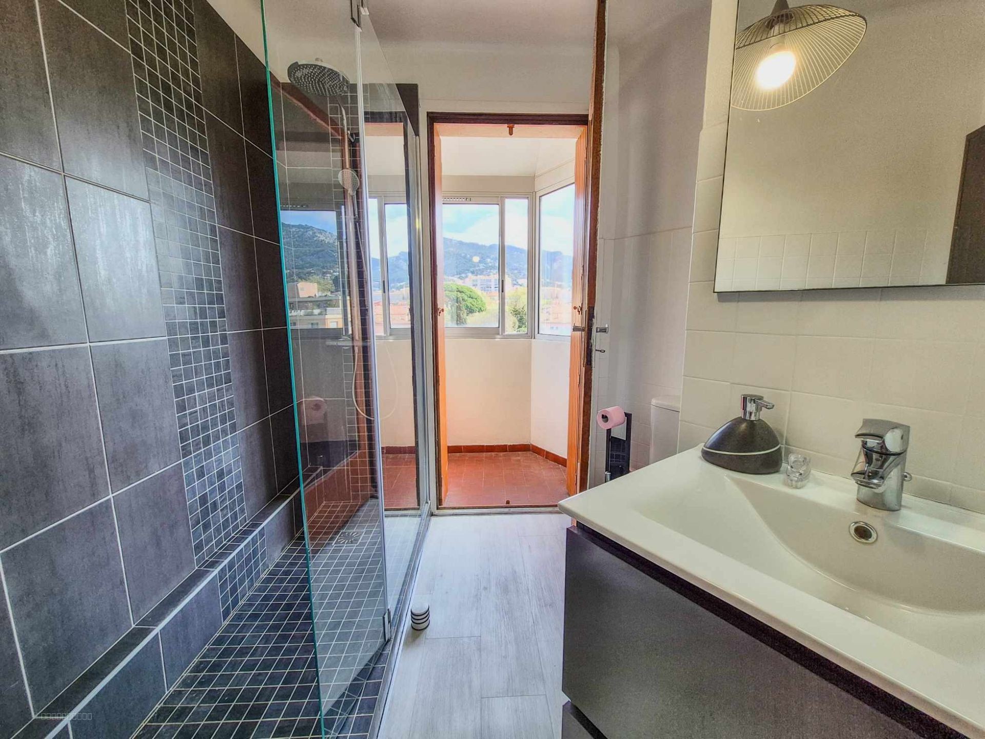 Appartement en dernier étage avec vue dégagée - Toulon — photo 6