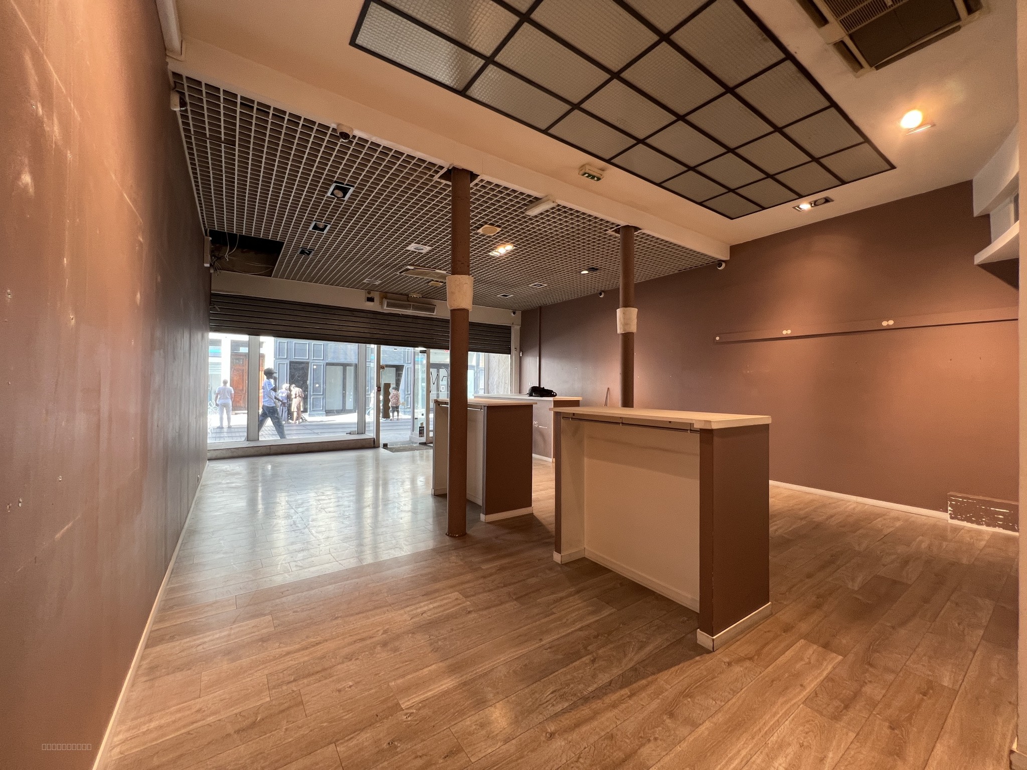 LOCAL COMMERCIAL, rue de ROME 125m2 + 114m2 de caves et possibilité d'un niveau supl. — photo 2