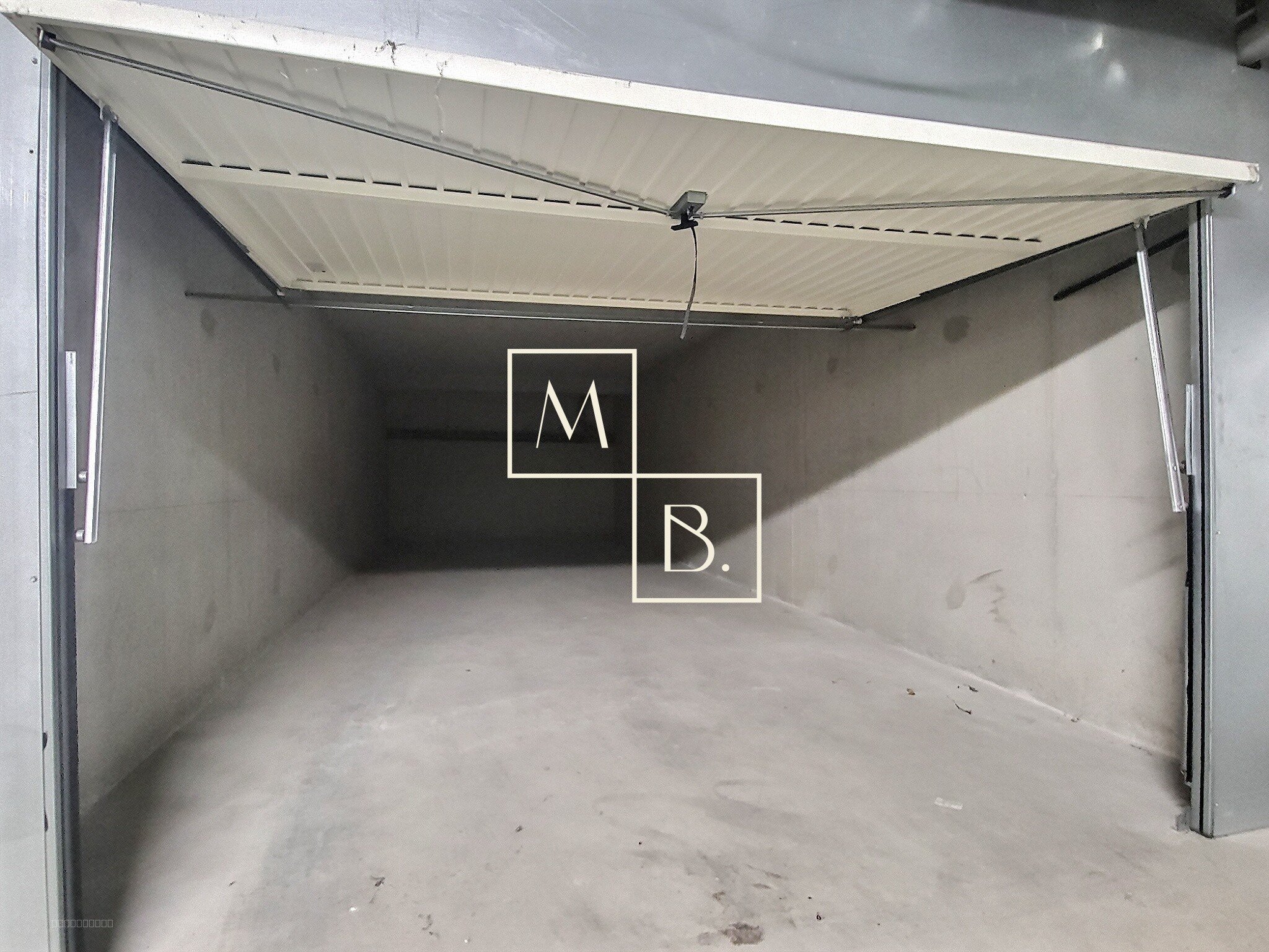 JUVIGNAC grand Garage 40m2 A LOUER — photo 2