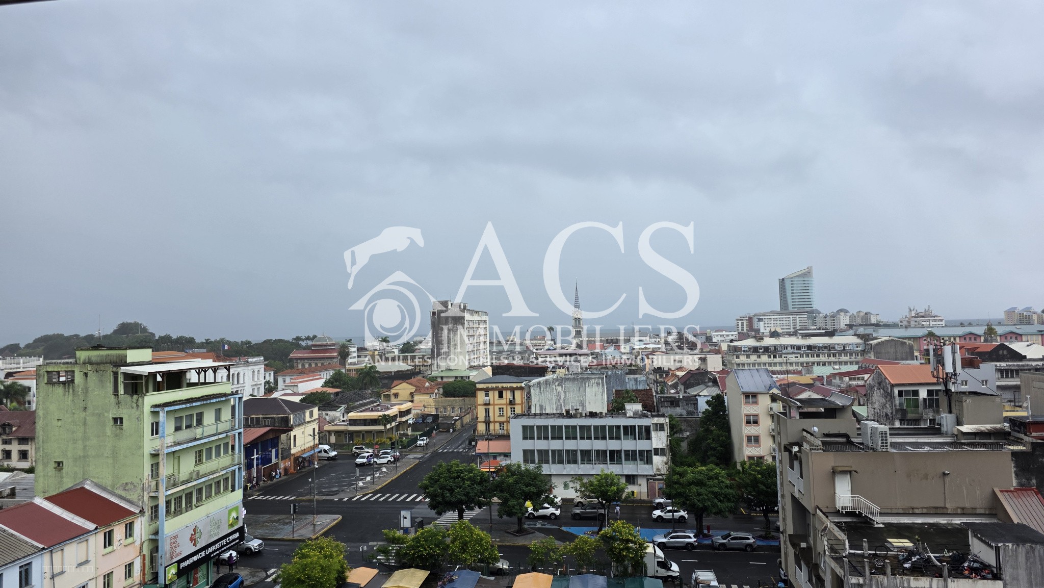 Superbe T2 traversant avec vue mer, terrasse et toutes commodités   Fort-de-France centre — photo 4