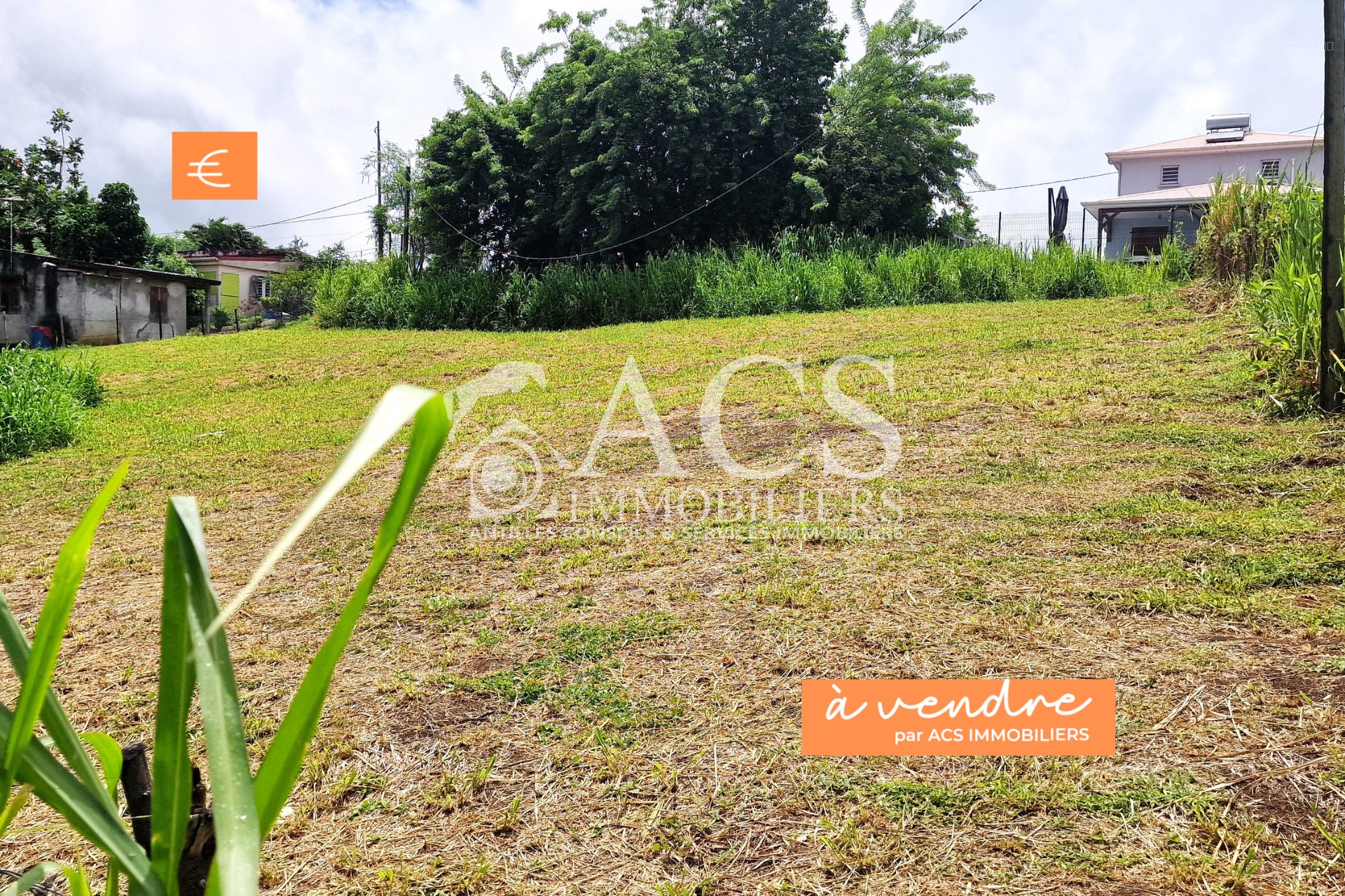 À vendre : Beau terrain constructible de 600 m2, vue dégagée campagne, quartier calme et résidentiel du LAMENT
