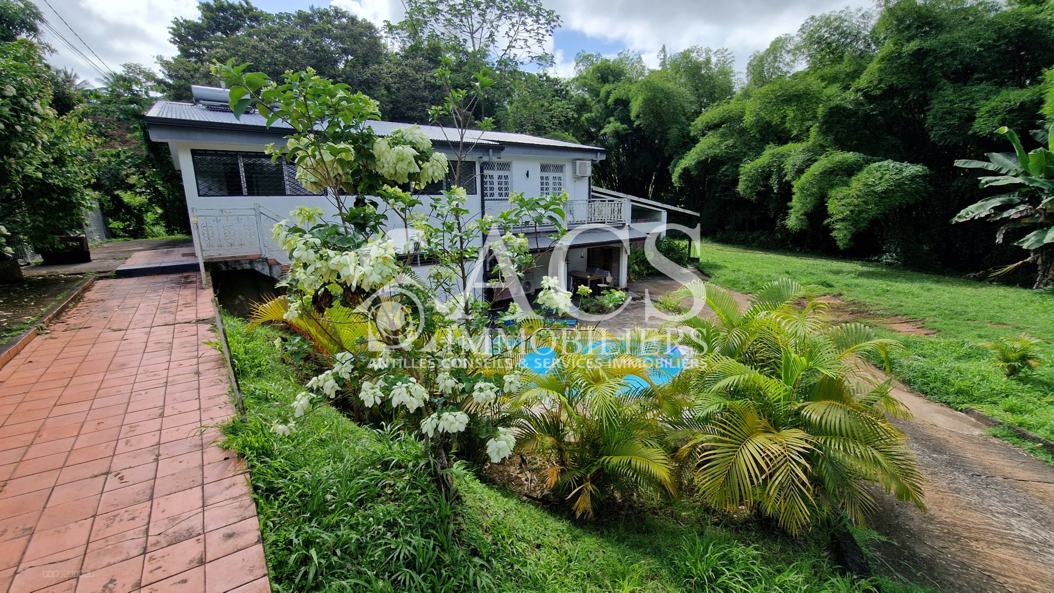À vendre : Grande maison avec 3 appartements, jardin, piscine et fort potentiel locatif à FORT DE FRANCE — photo 2