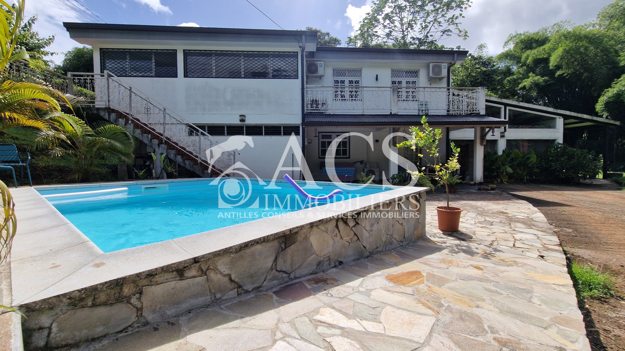 À vendre : Grande maison avec 3 appartements, jardin, piscine et fort potentiel locatif à FORT DE FRANCE — photo 3