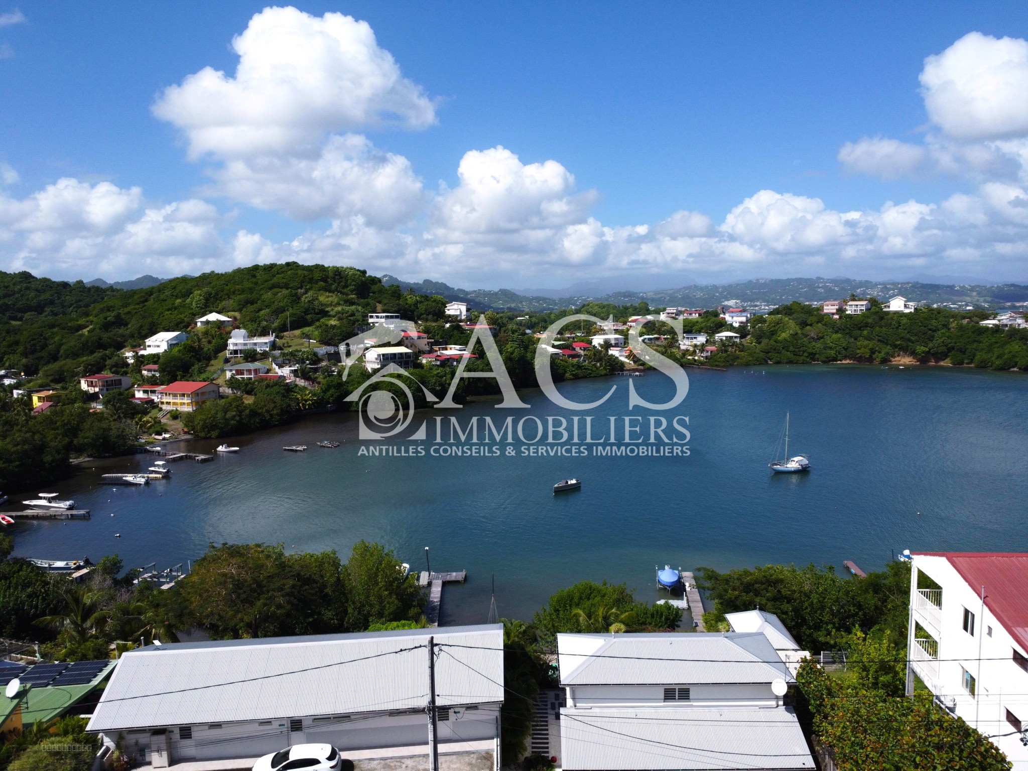 À vendre : Maison sur trois niveaux avec vue mer, divisée en trois appartements au ROBERT — photo 2