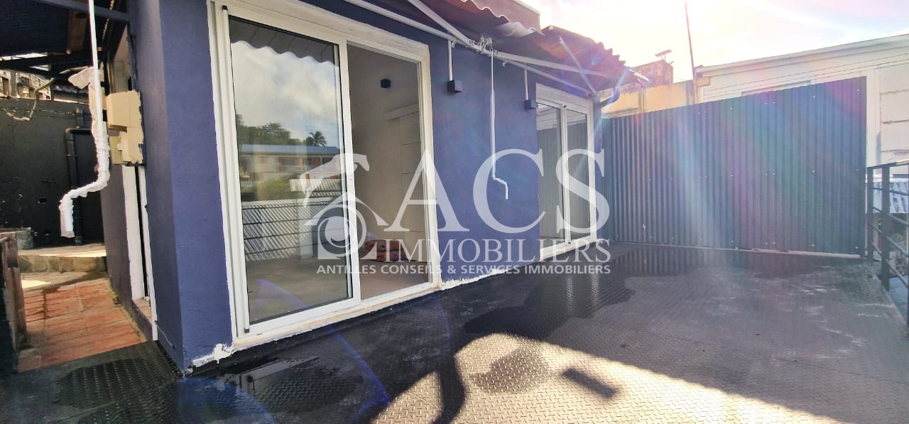 Ensemble immobilier composée de 3 maisons rénovées (T2 et T3) - Plateau Fofo - SCHOELCHER — photo 2