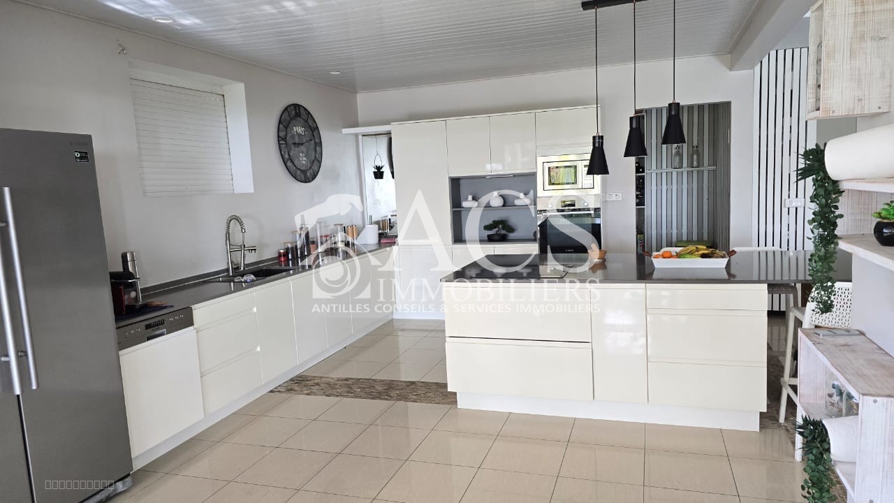 **À vendre : Superbe villa rénovée avec vue mer et campagne   Le Marin** — photo 2