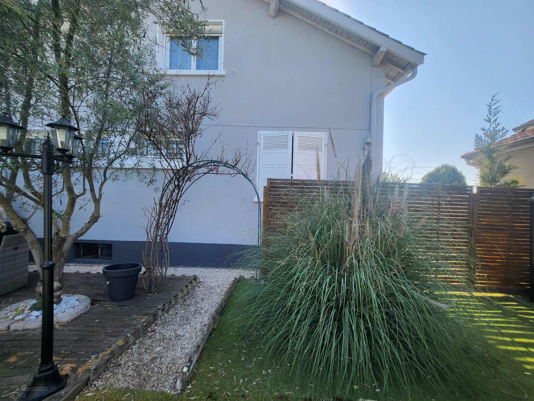MAISON À FEURS AVEC PISCINE ET TERRAIN DE 500 m2 — photo 2
