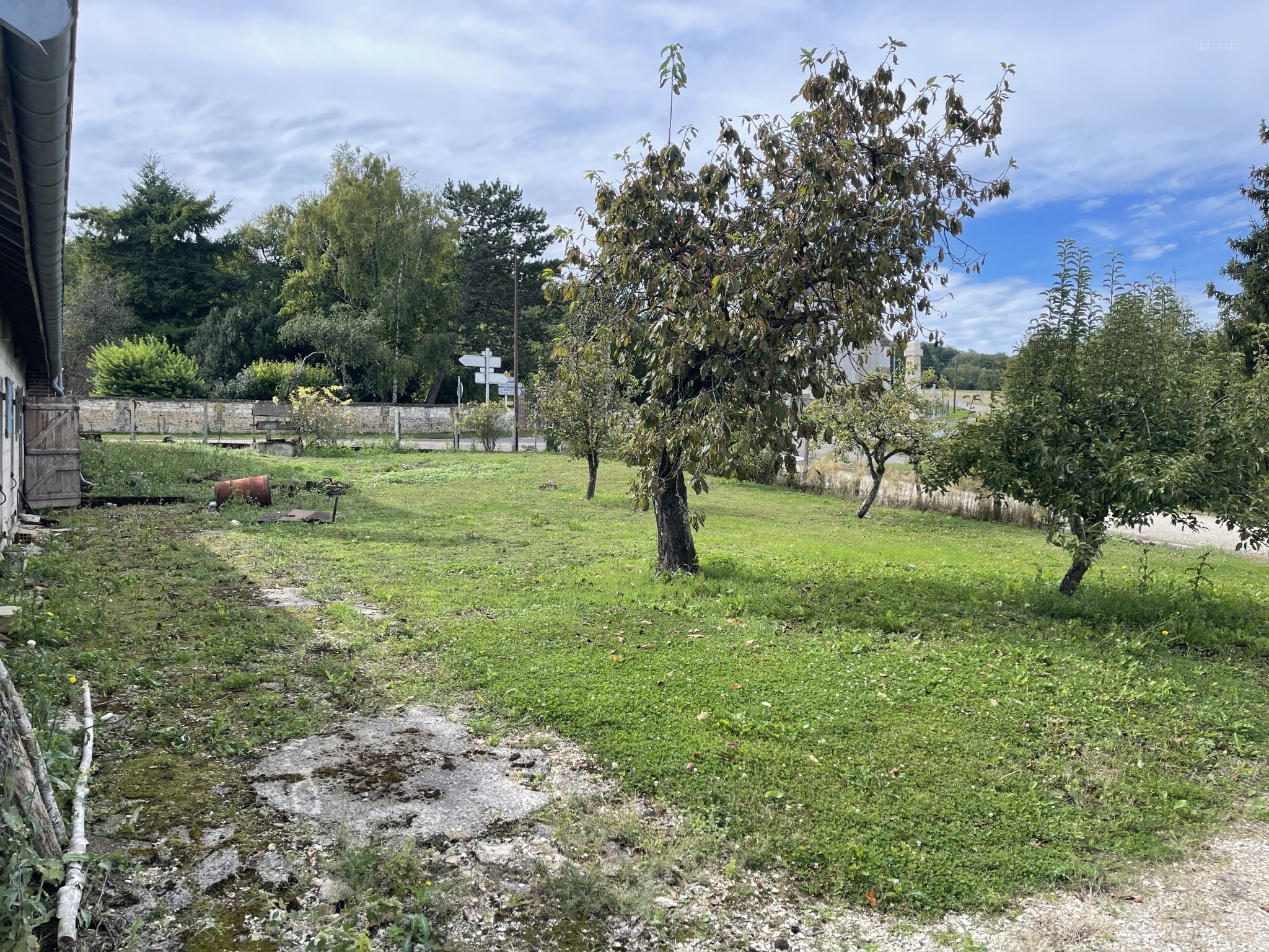 JAVERNANT - Corps de ferme avec maison d'habitation et dépendances — photo 13