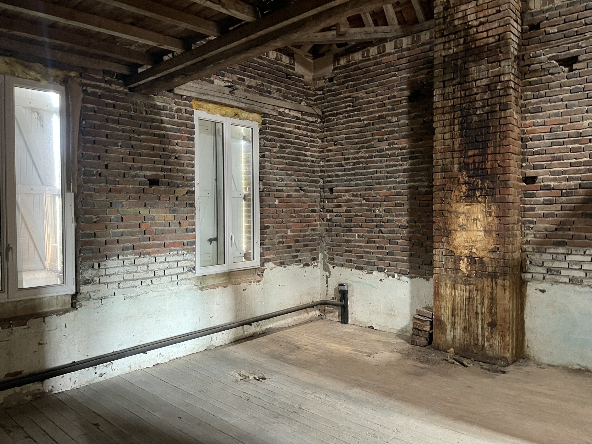 JAVERNANT - Corps de ferme avec maison d'habitation et dépendances — photo 9