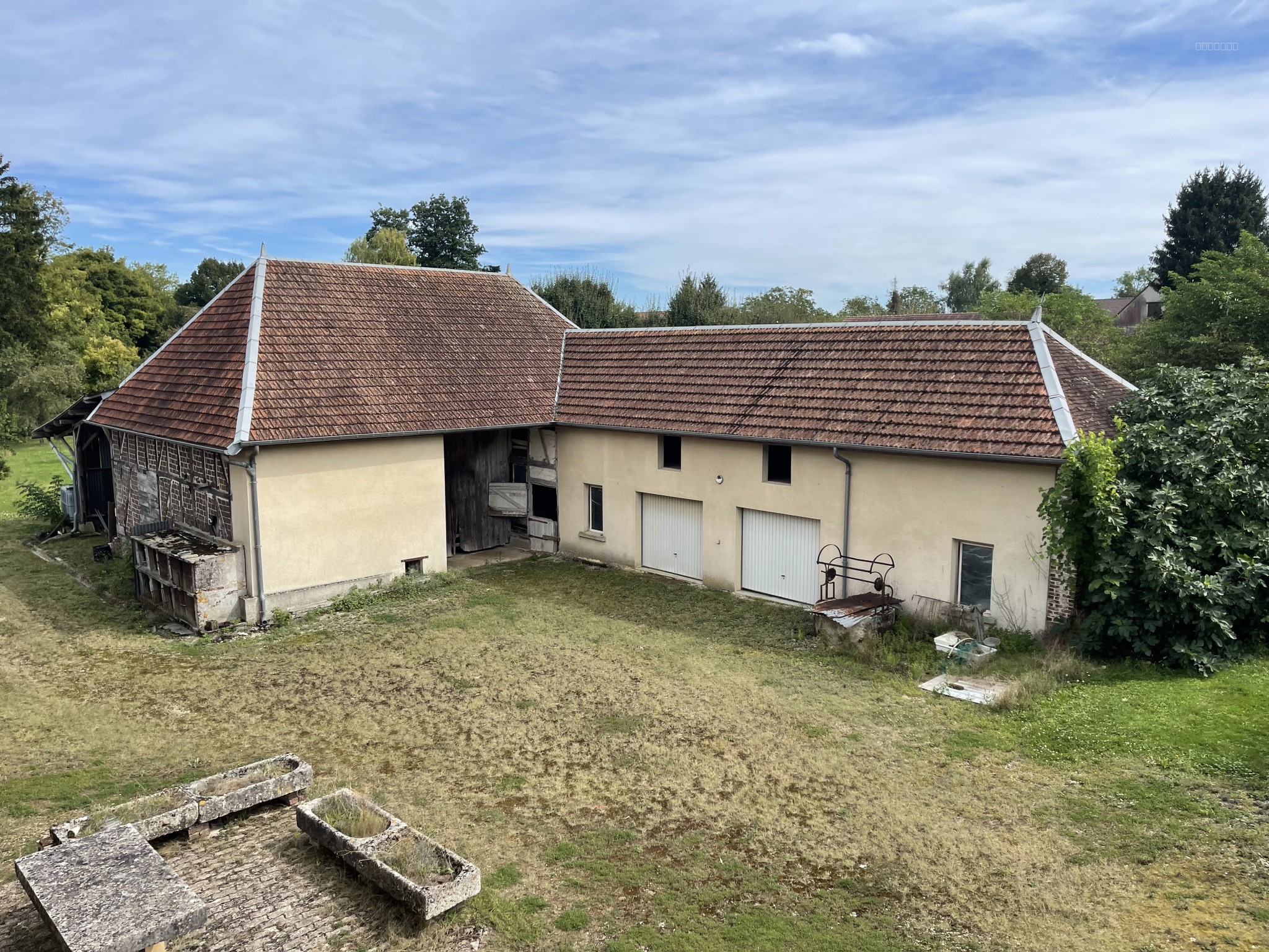 JAVERNANT - Corps de ferme avec maison d'habitation et dépendances — photo 11