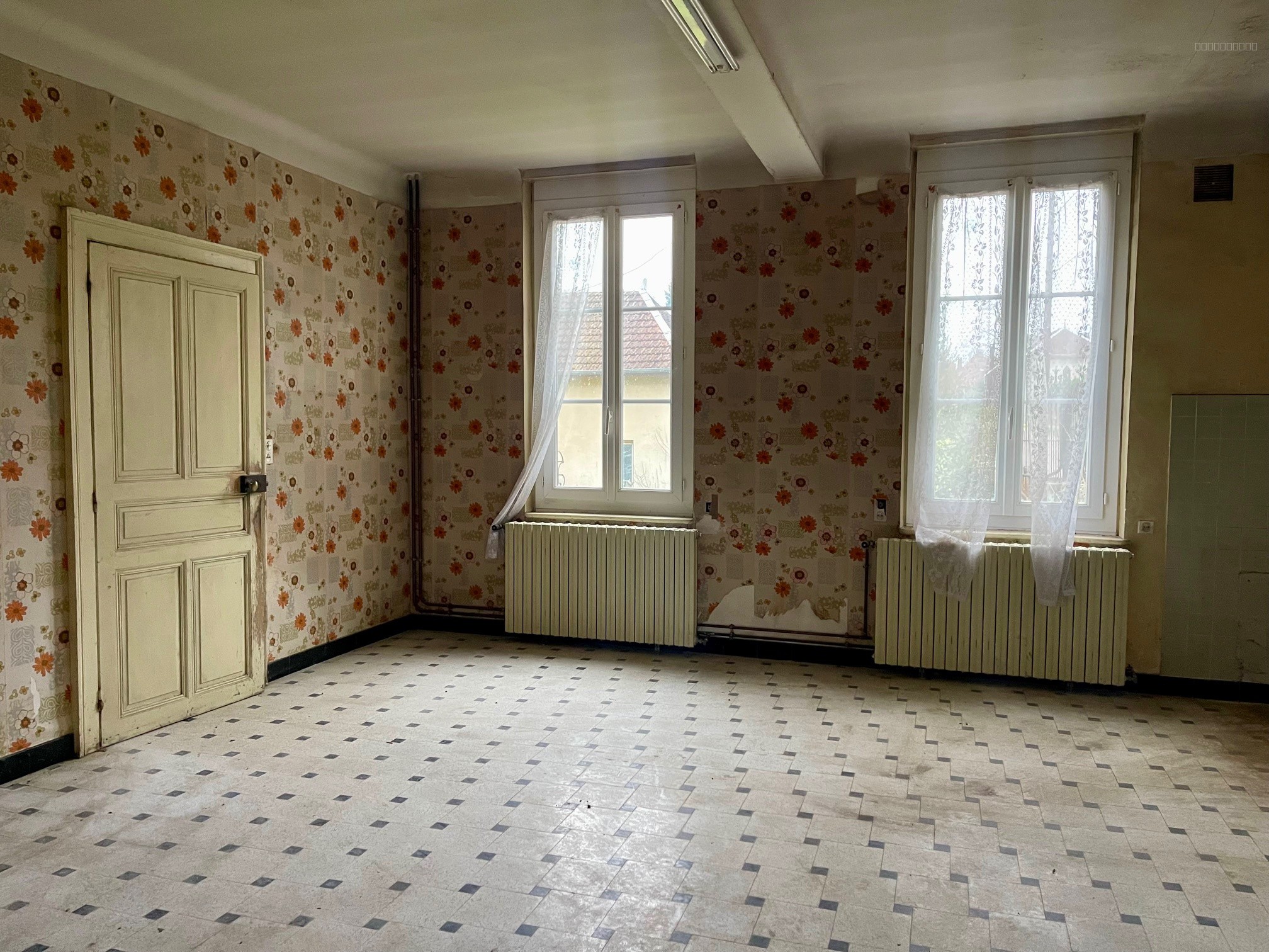 JAVERNANT - Corps de ferme avec maison d'habitation et dépendances — photo 3