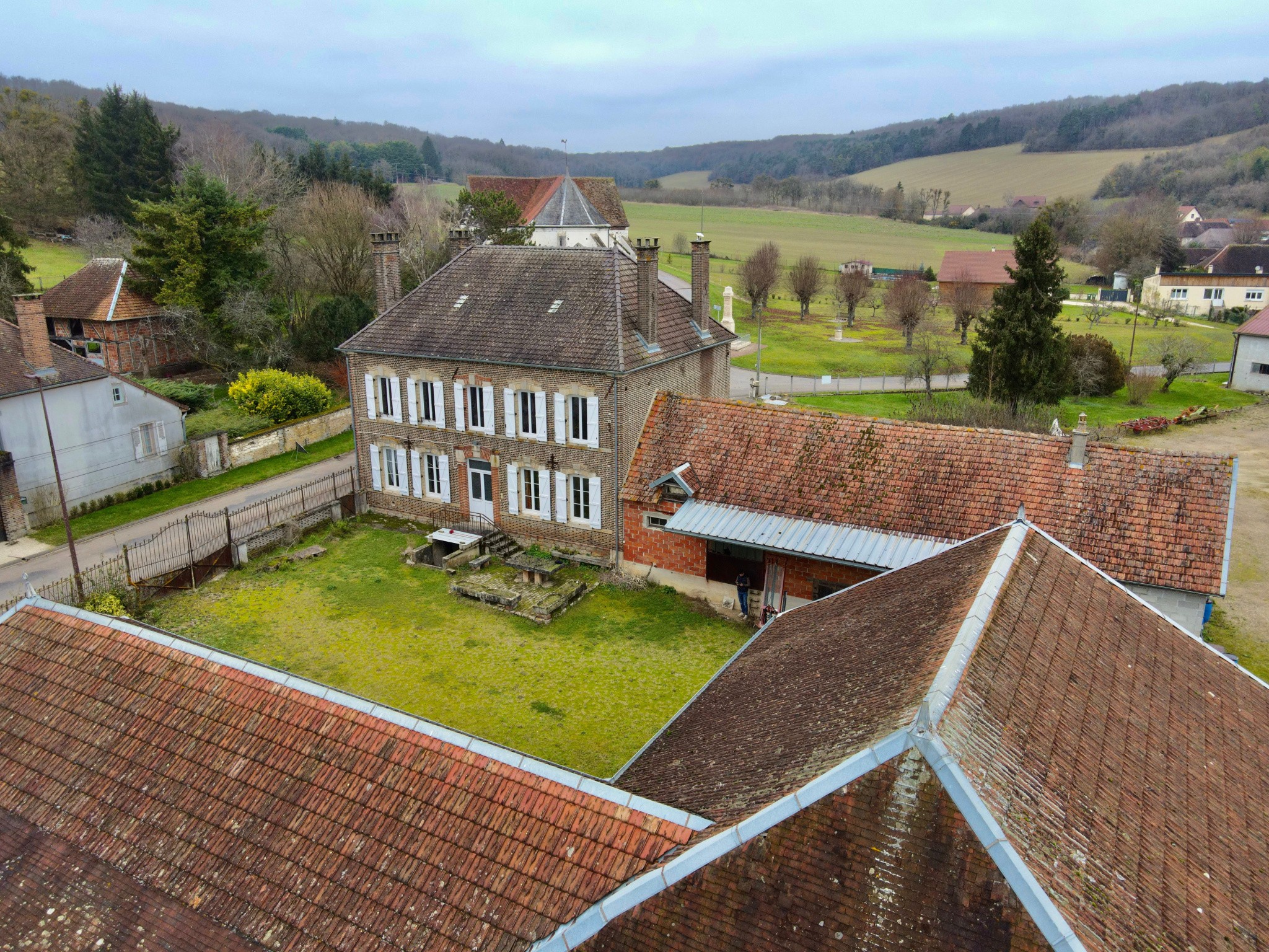 JAVERNANT - Corps de ferme avec maison d'habitation et dépendances — photo 2