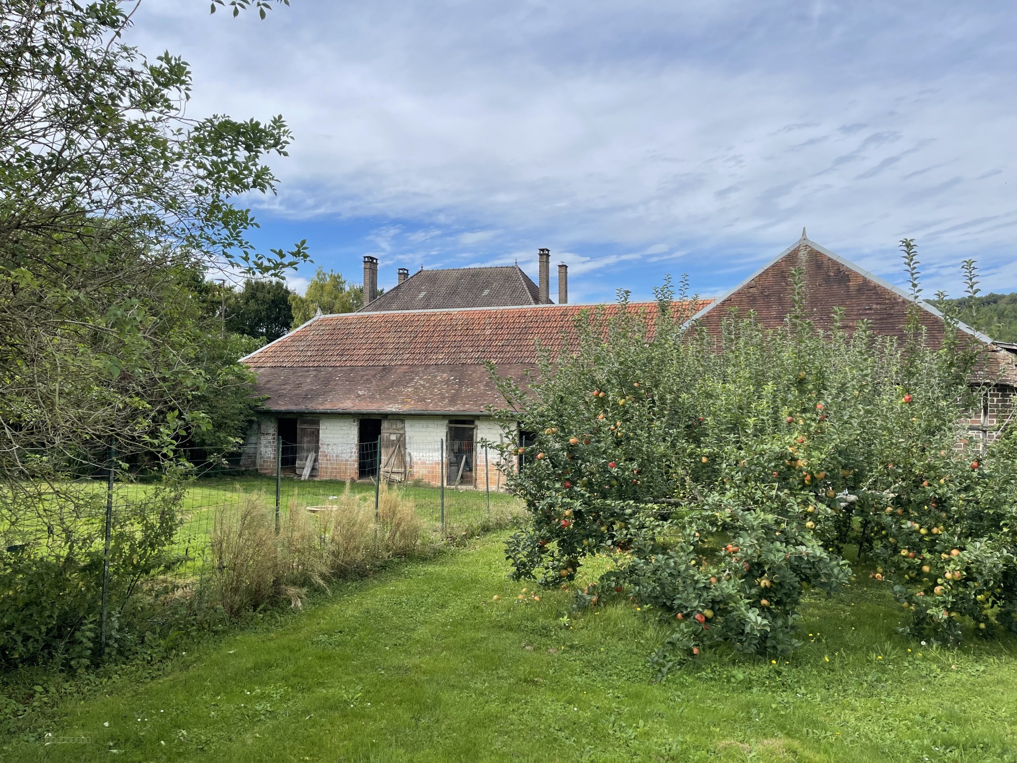 JAVERNANT - Corps de ferme avec maison d'habitation et dépendances — photo 12