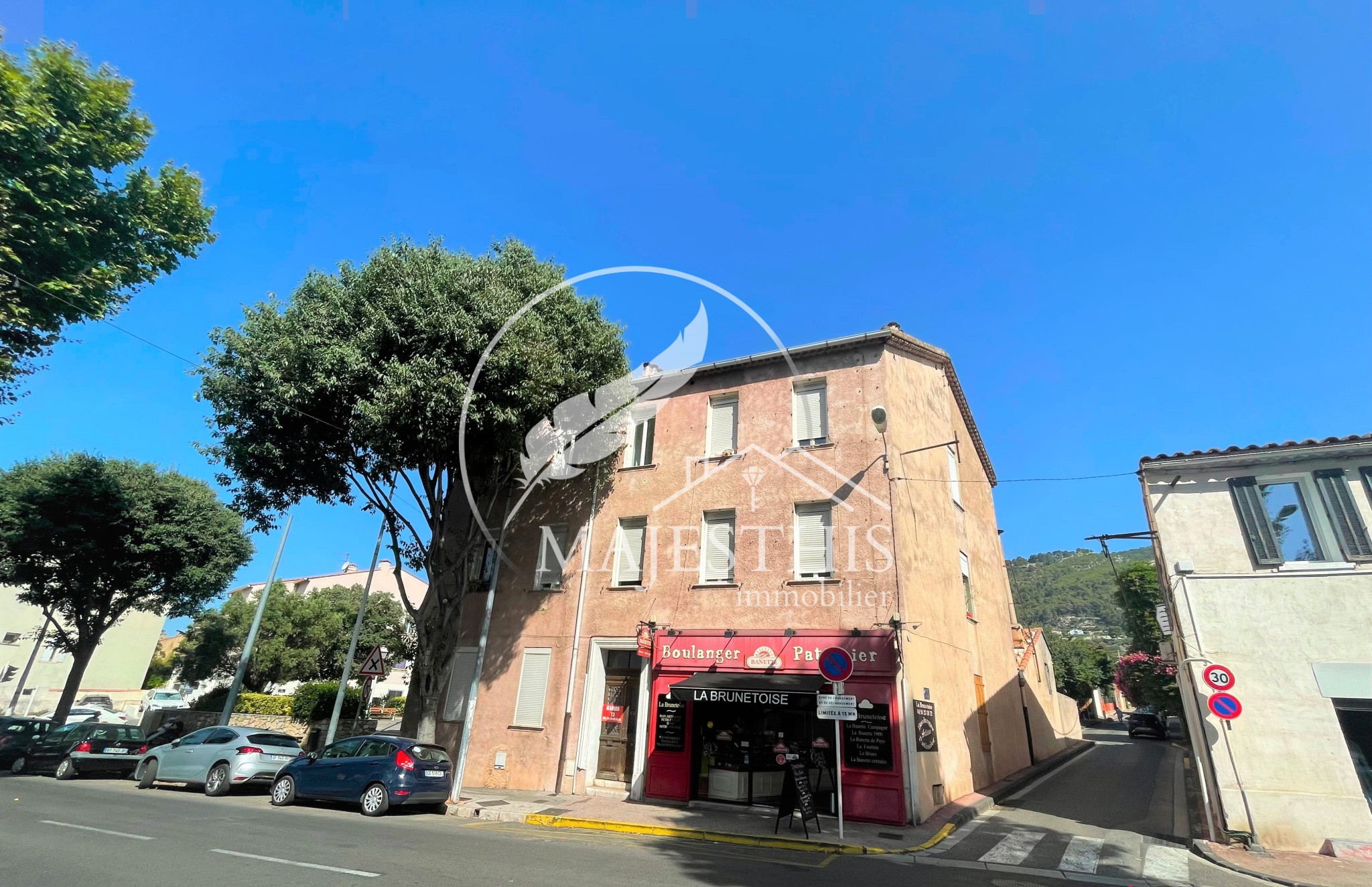 Immeuble de rapport - 380 m2 - 4 appartements, 1 commerce, cour - Quartier Brunet - Toulon