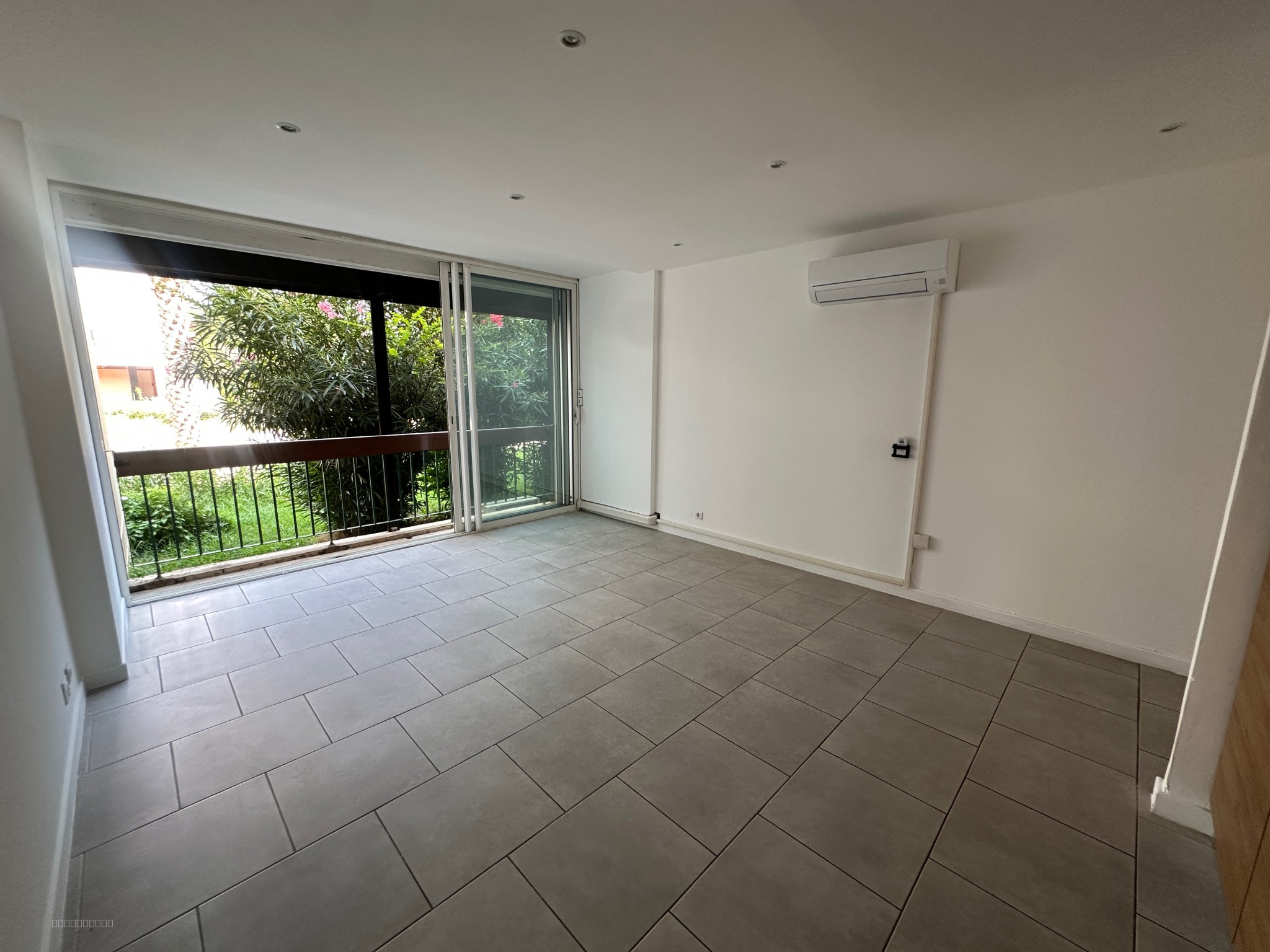 APPARTEMENT T2 - PARKING - SAINT-CYPRIEN (SECTEUR PORT) — photo 2