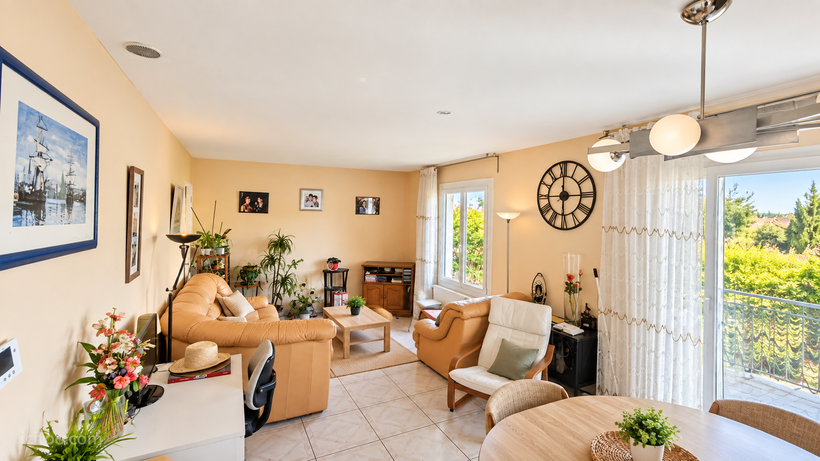 Chambre double avec parquet et fenêtre donnant sur l'extérieur, maison à vendre à Blanquefort.